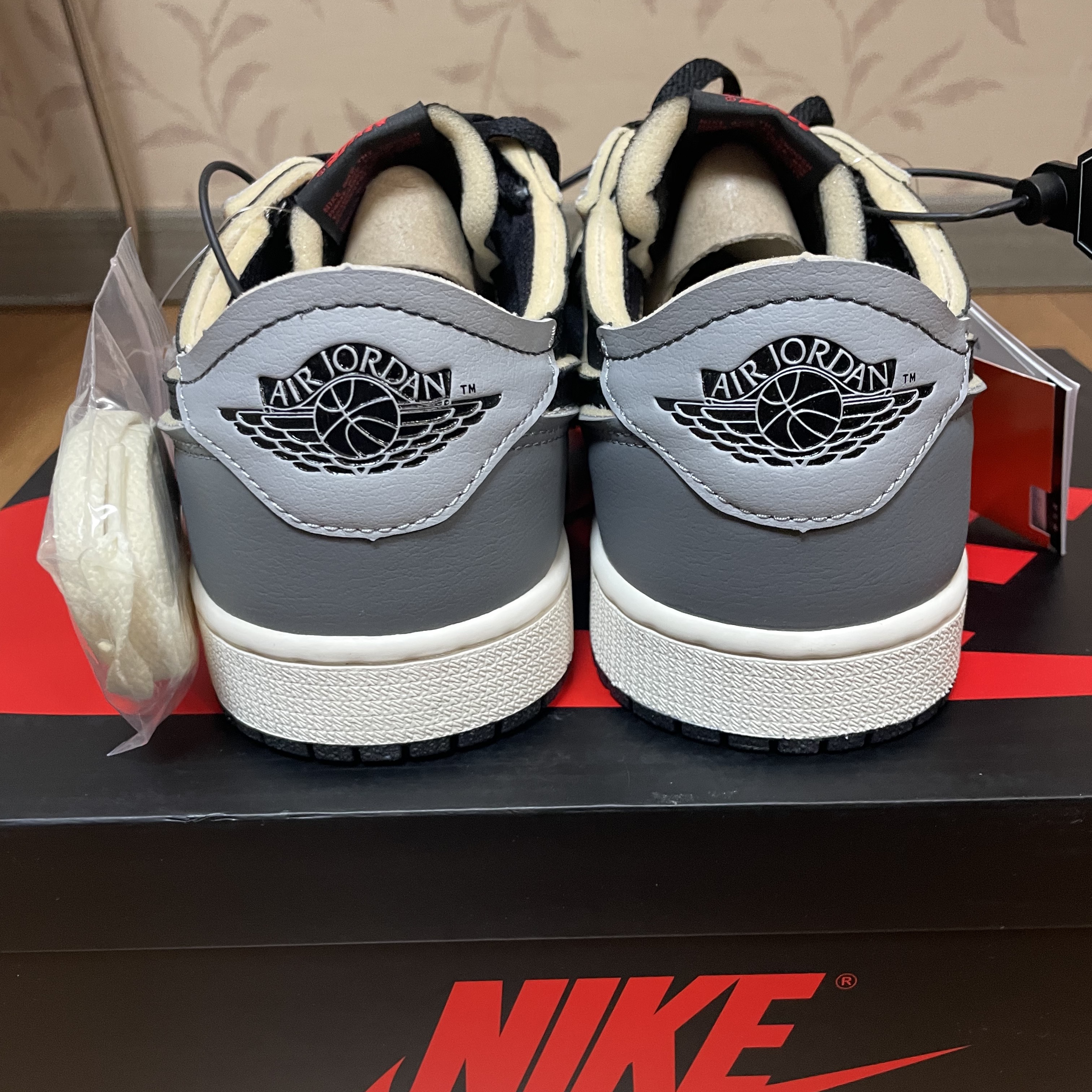 Jordan 1 Retro Low OG EX Black and Smoke Grey, Nike x J.Crew Killshot 2 Lucid Green 착용 스타일 - 3