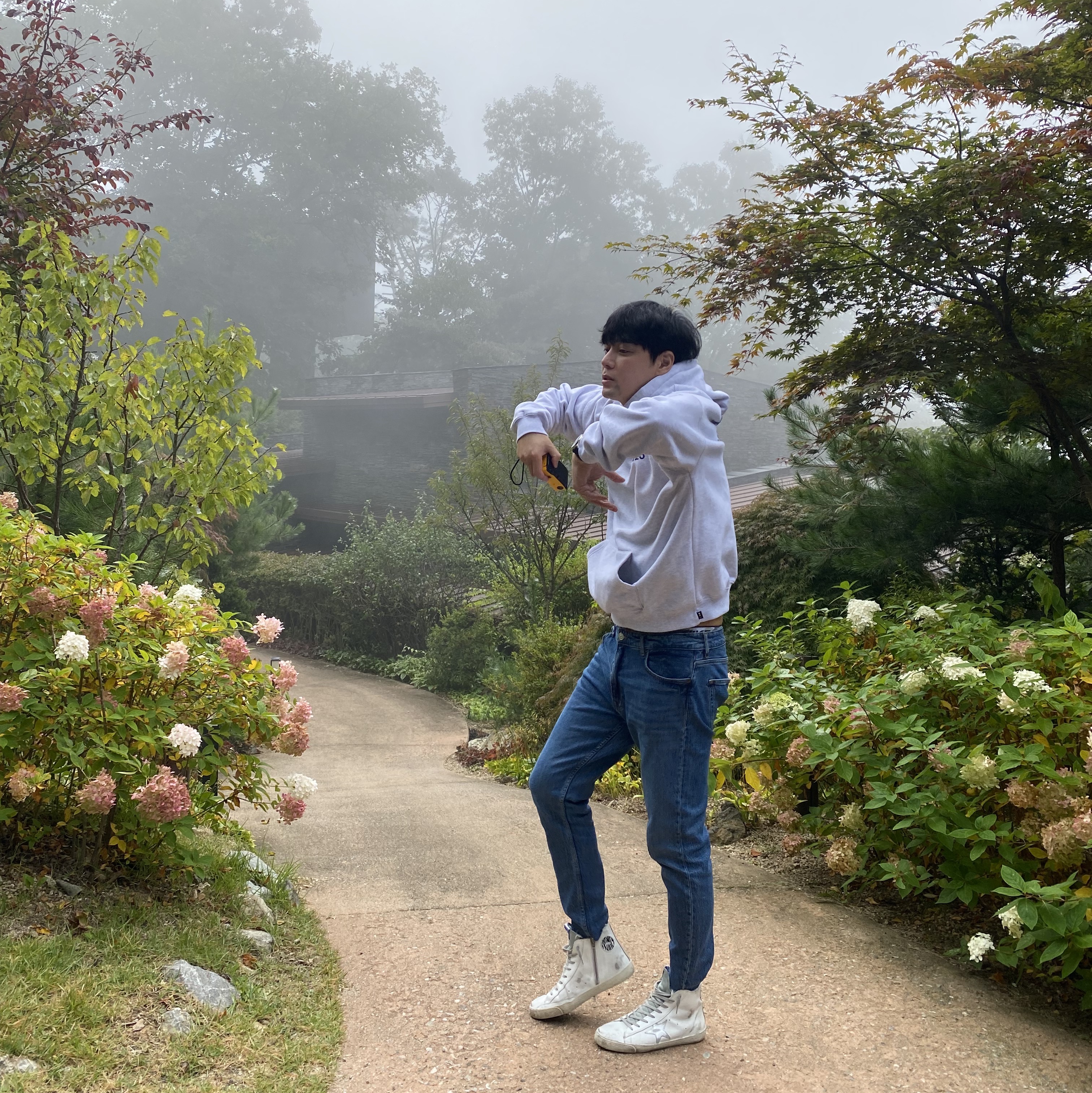 IAB Studio Hoodie Light Gray, Golden Goose Francy Sneakers Silver White 착용 스타일 - 1