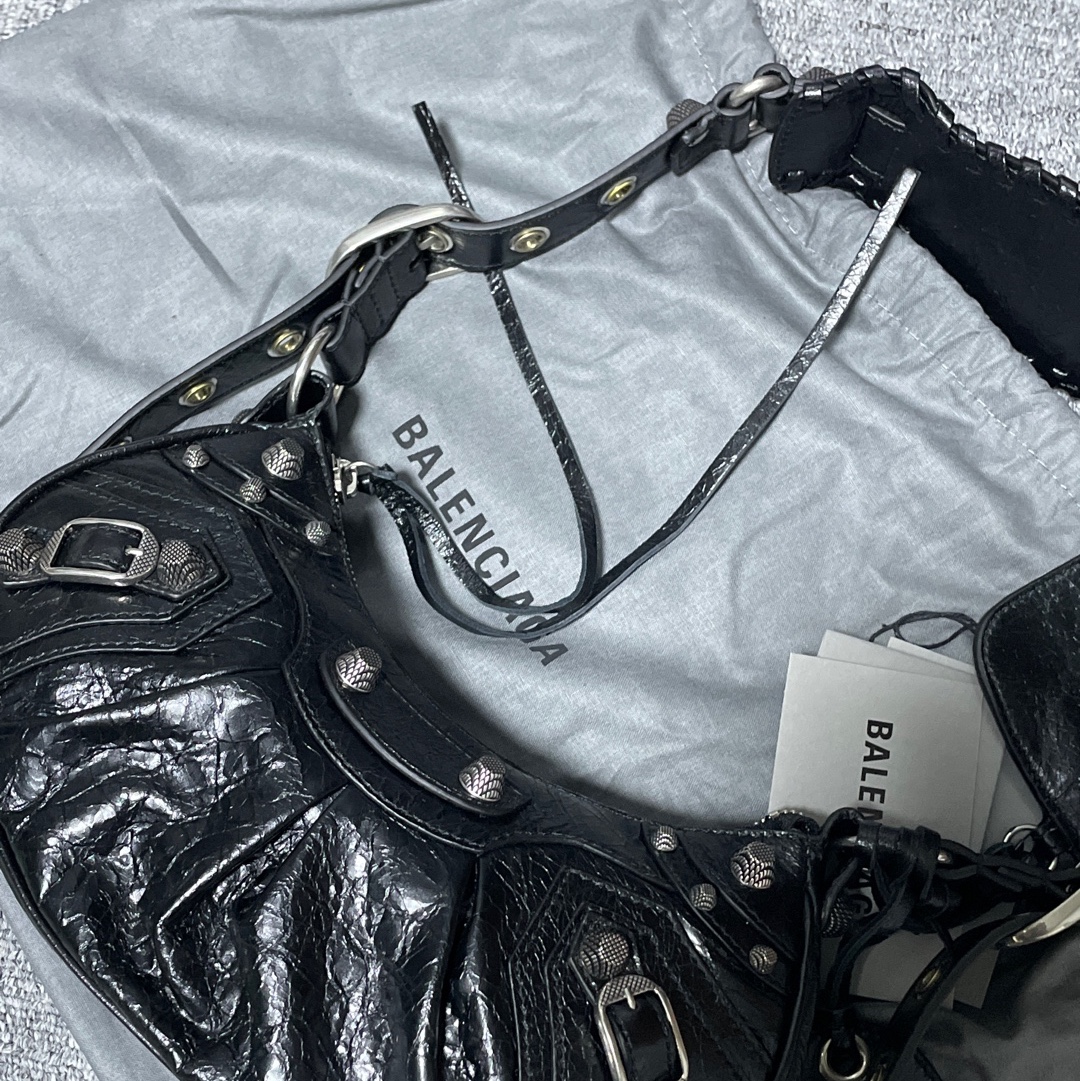 Balenciaga Arena Lambskin Le Cagole XS Shoulder Bag Black 착용 스타일
