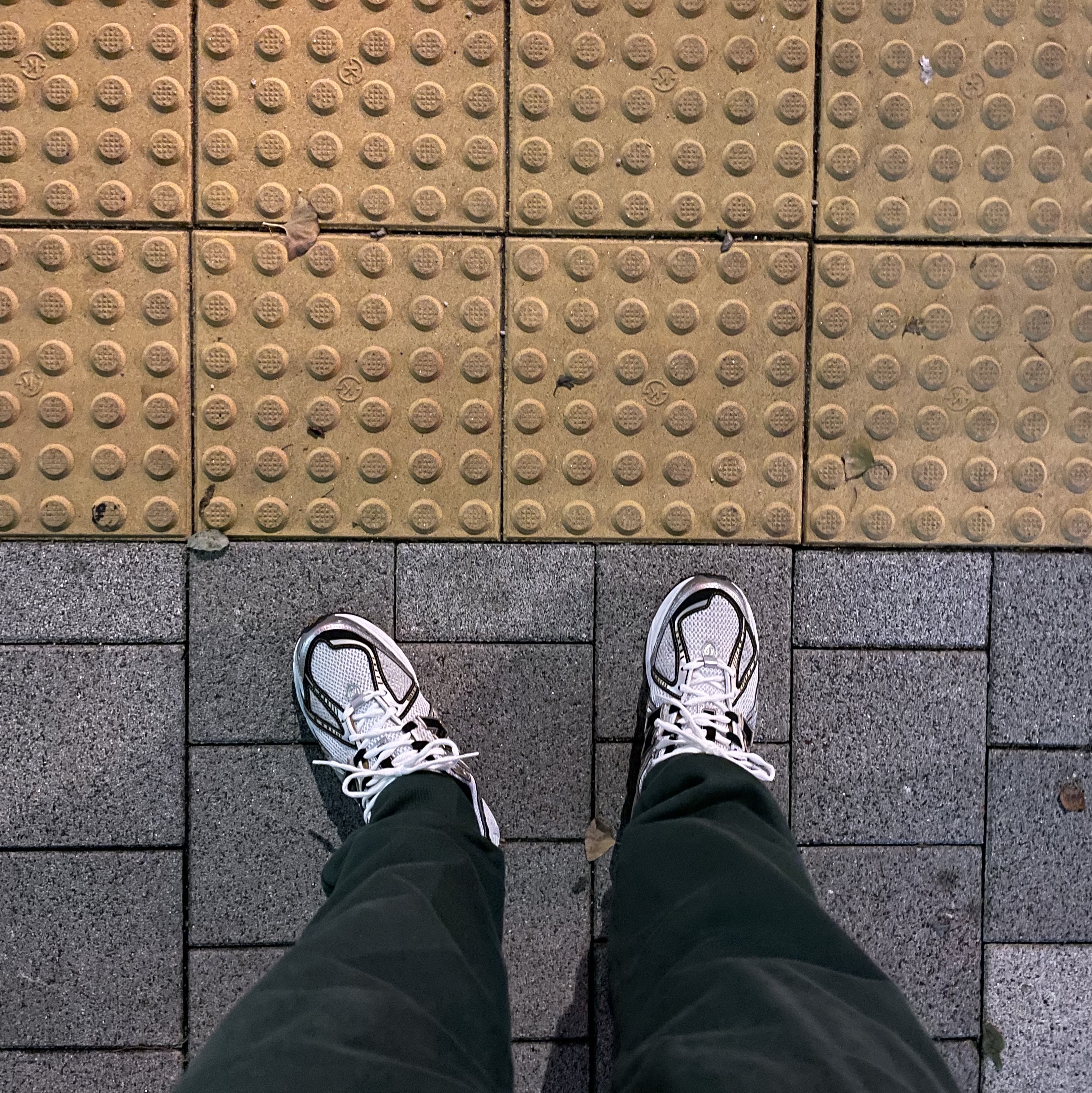 New Balance 1906R White Gold 착용 스타일 - 1