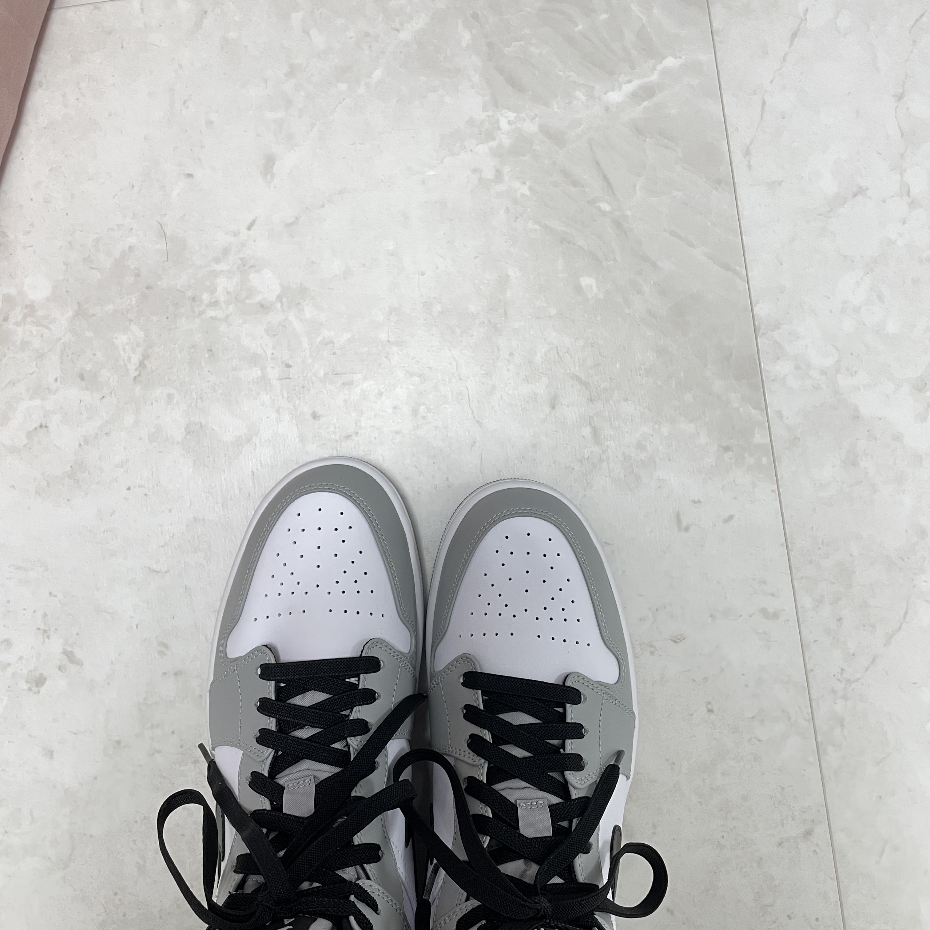 Jordan 1 Mid Light Smoke Grey 착용 스타일 - 2
