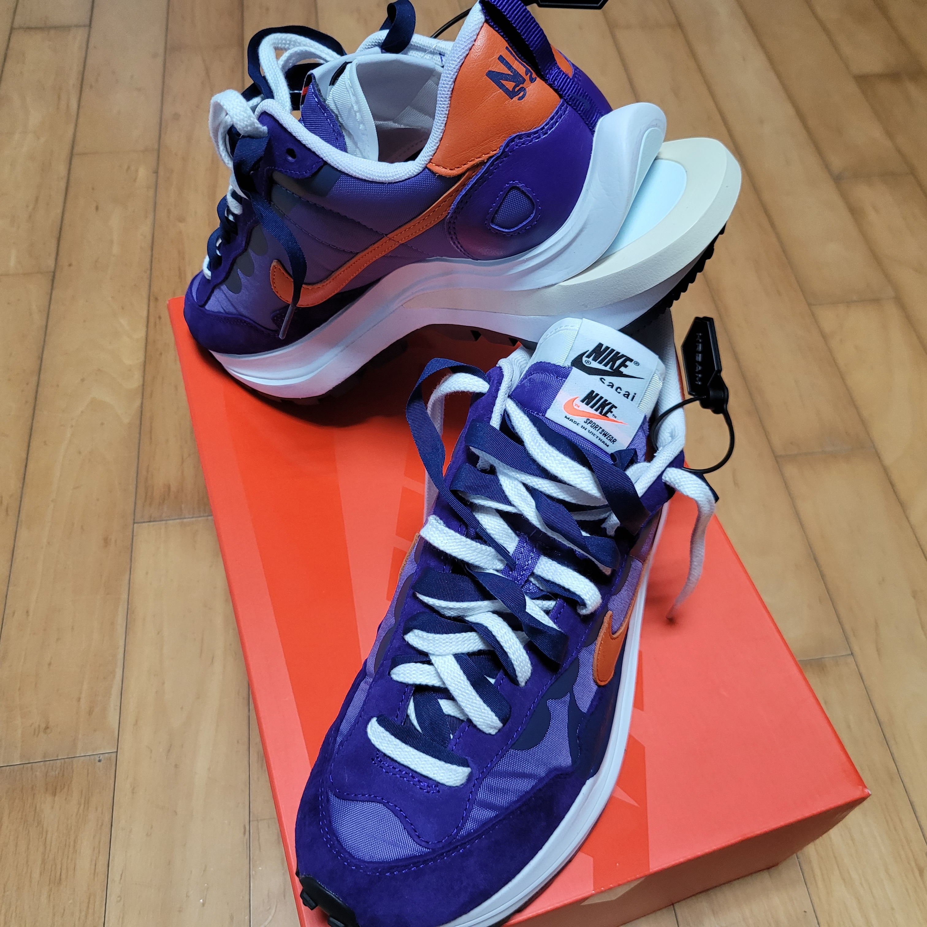 Nike x Sacai VaporWaffle Dark Iris 착용 스타일 - 3