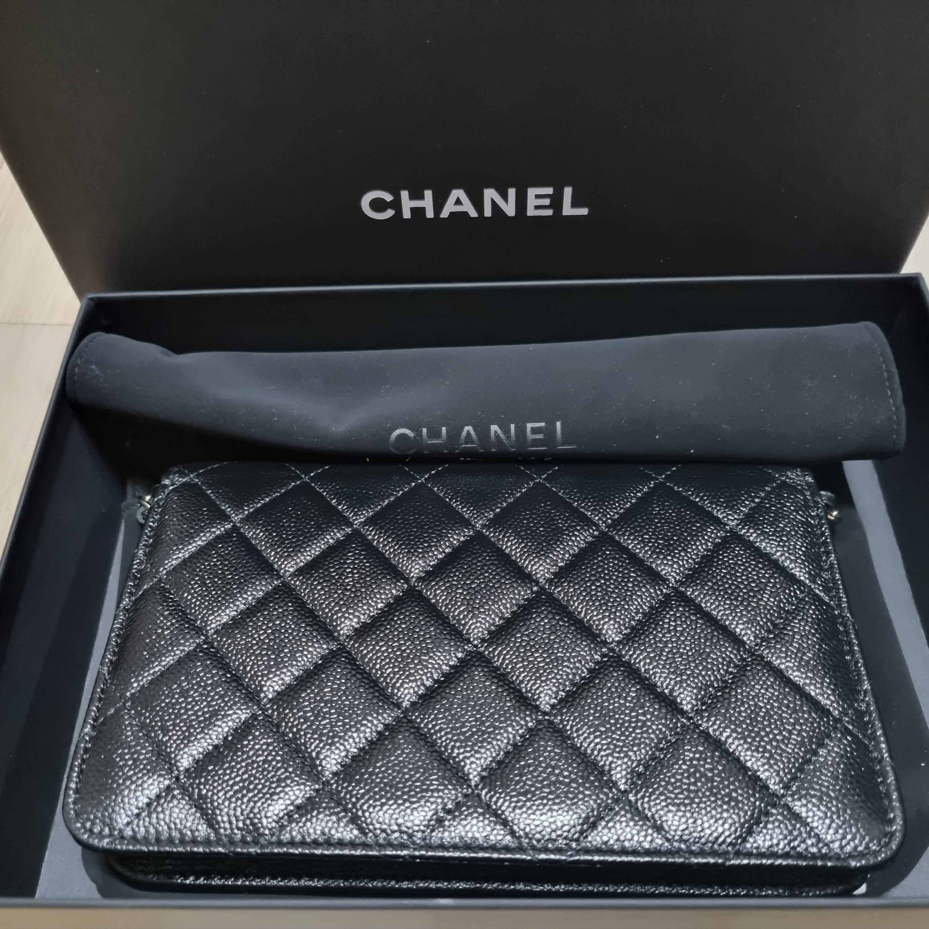 Chanel Wallet On Chain Grained Calfskin & Gold Black 착용 스타일 - 4