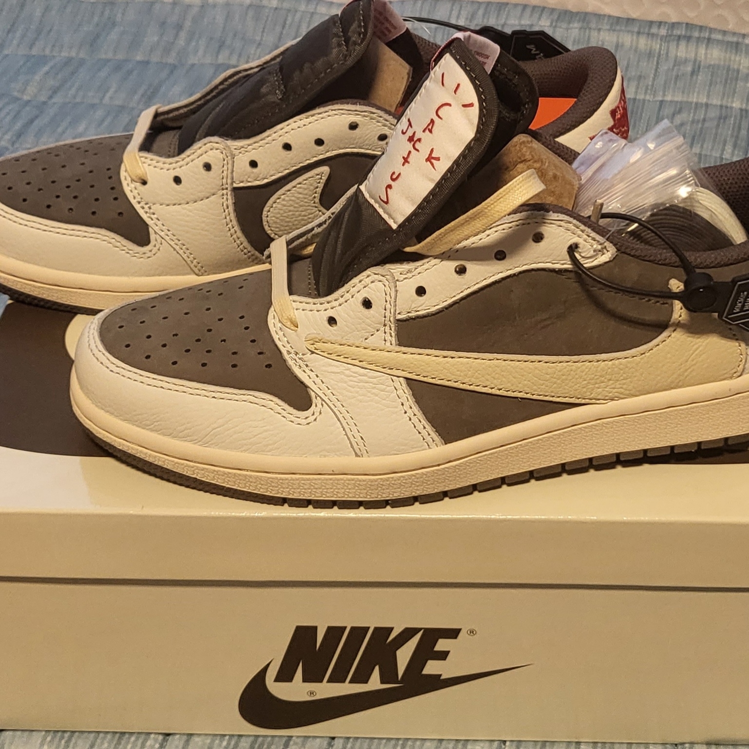 Jordan 1 x Travis Scott Retro Low OG SP Sail and Ridgerock 착용 스타일
