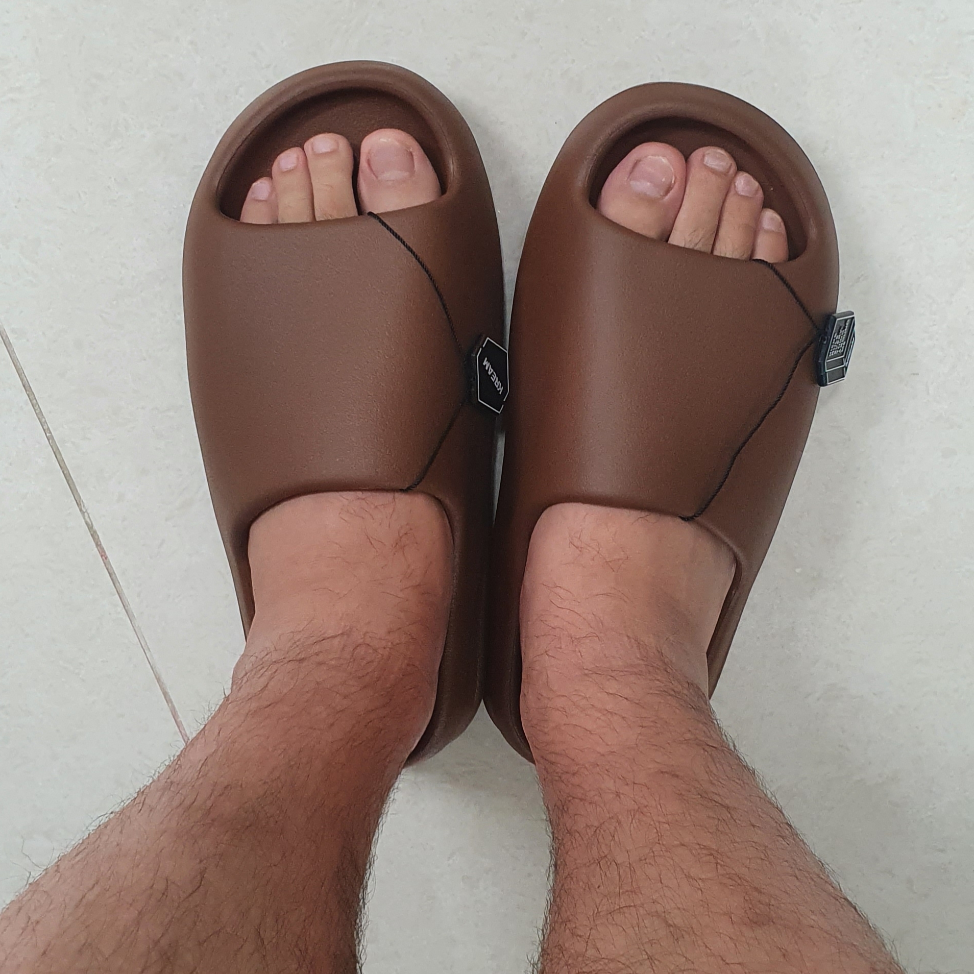 Adidas Yeezy Slide Flax 착용 스타일