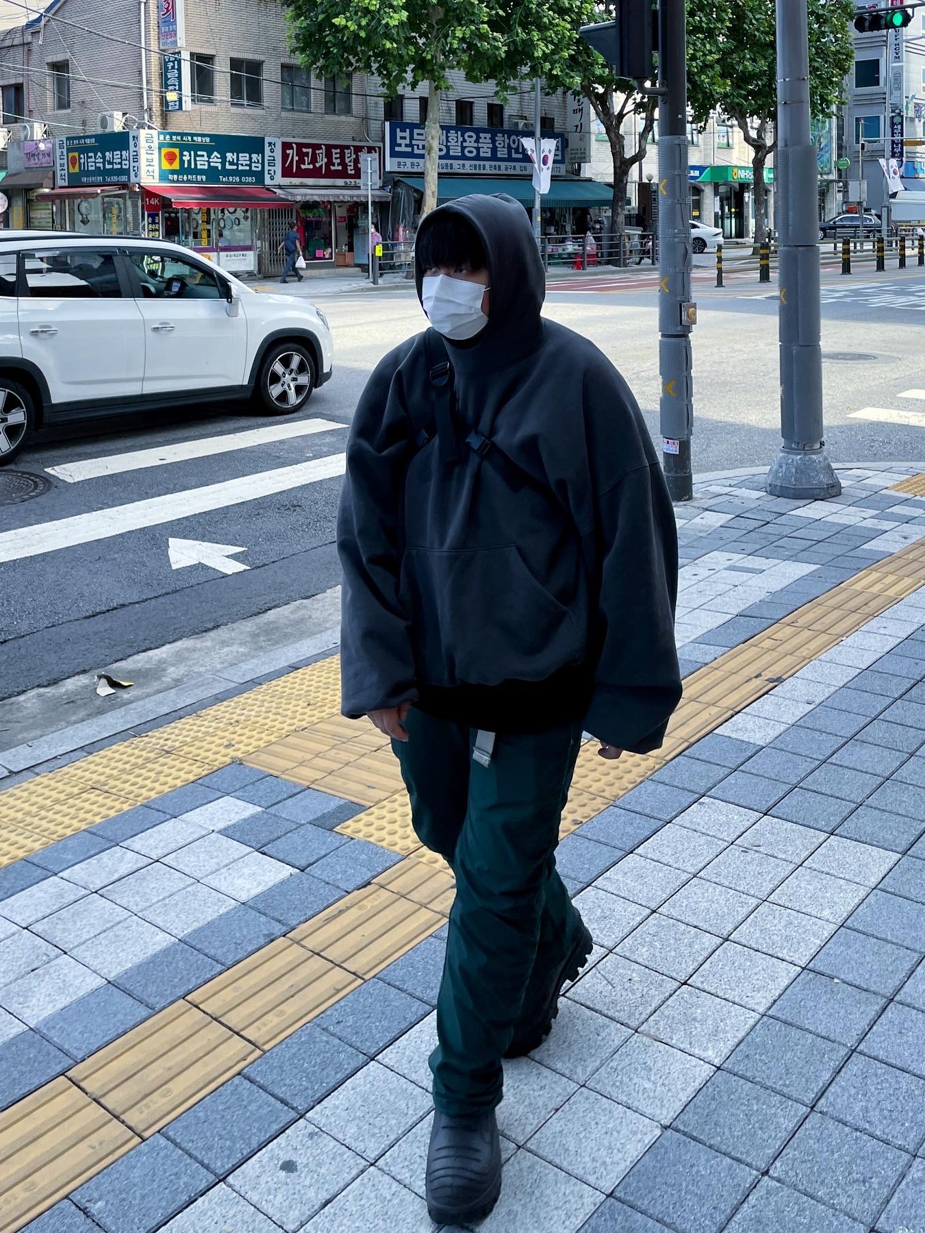 Yeezy Gap Engineered By Balenciaga Dove Hoodie Black 착용 스타일
