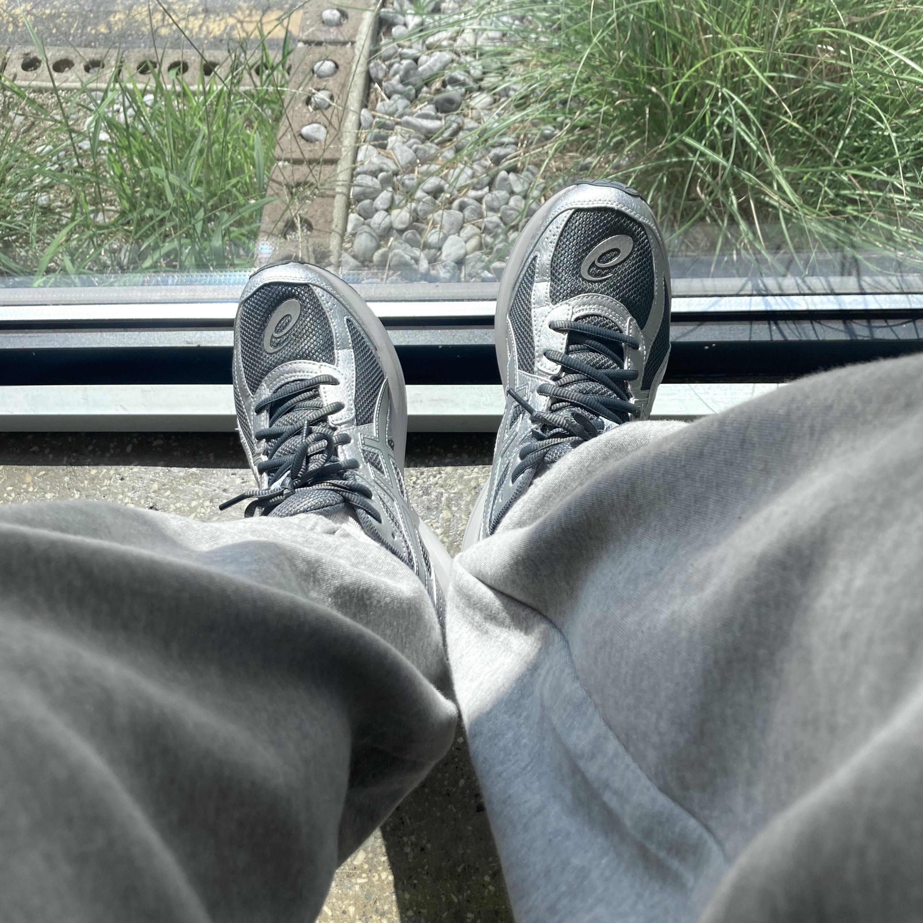 Asics Jog 100 S SMU Sheet Rock Pure Silver - 2E Wide 착용 스타일