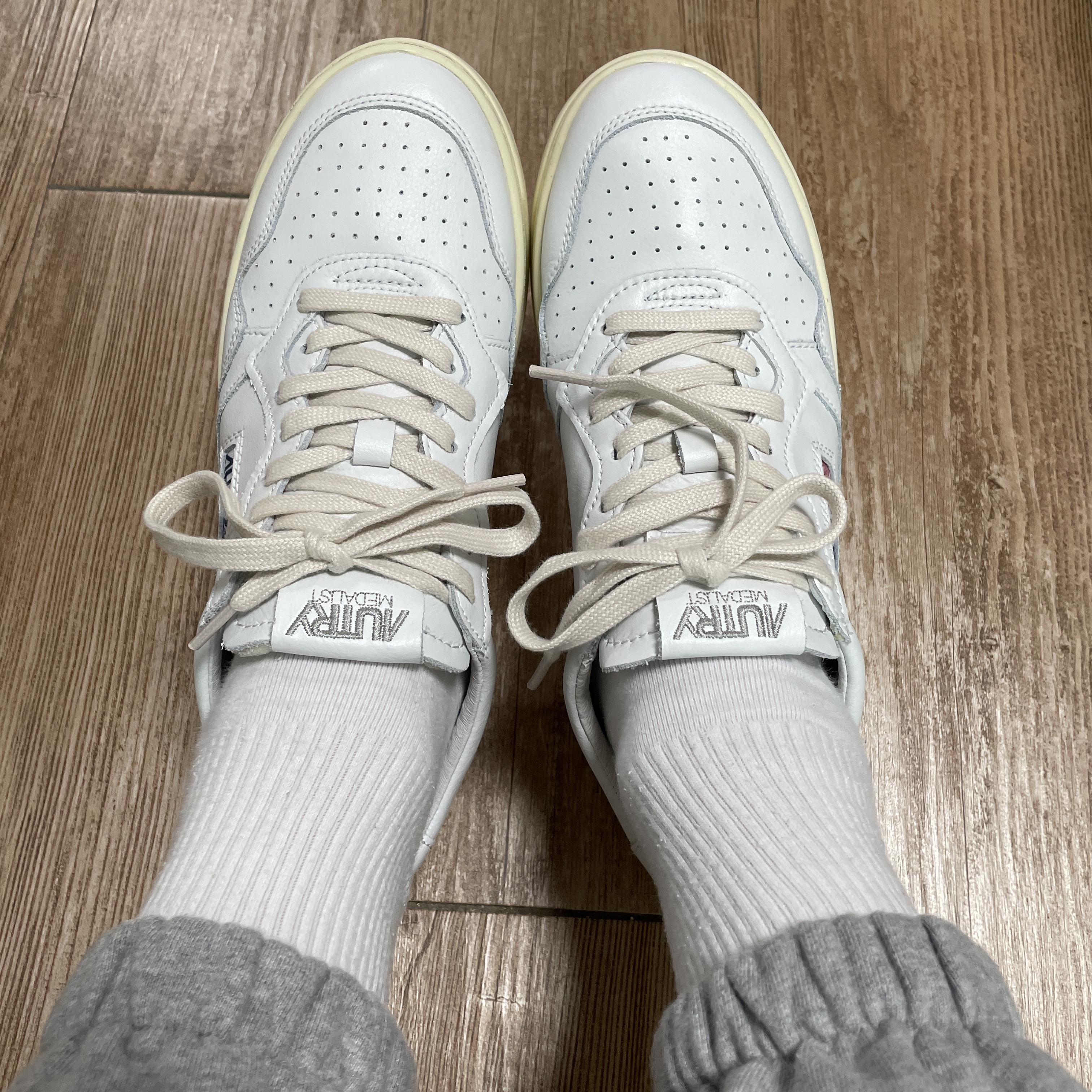 Autry Medalist Low Leather Sneakers White 착용 스타일 - 2