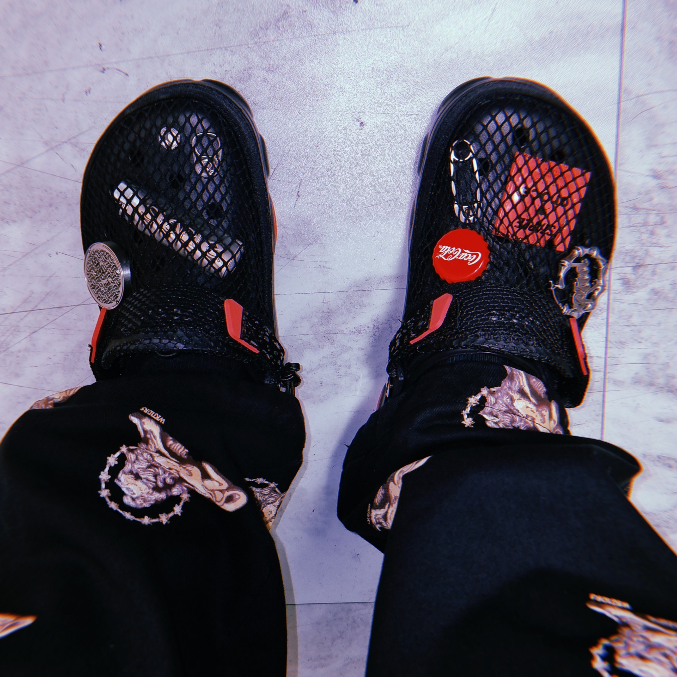 Crocs x Staple Classic All Terrain Clog Black 착용 스타일 - 1