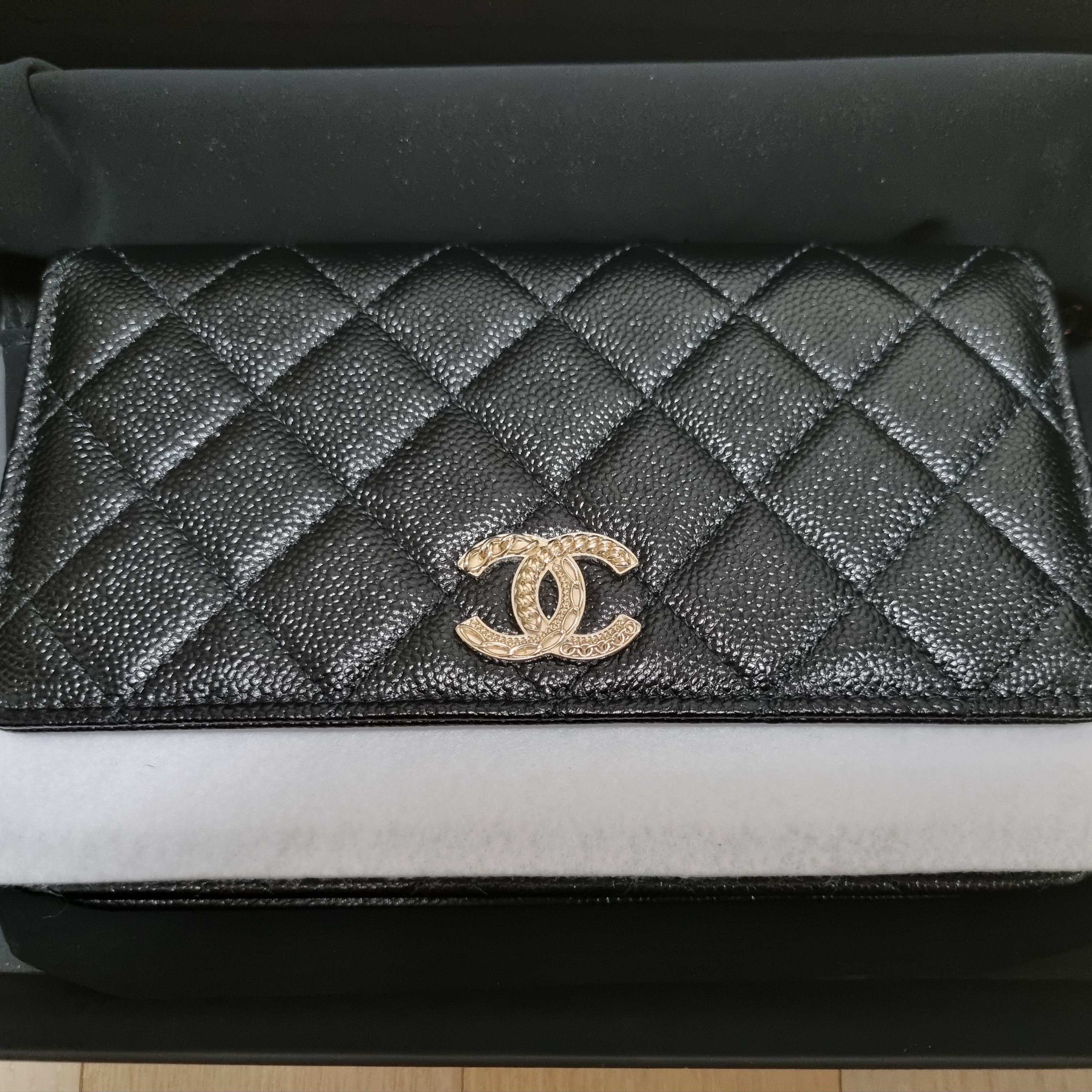 Chanel Wallet On Chain Grained Calfskin & Gold Black 착용 스타일 - 1