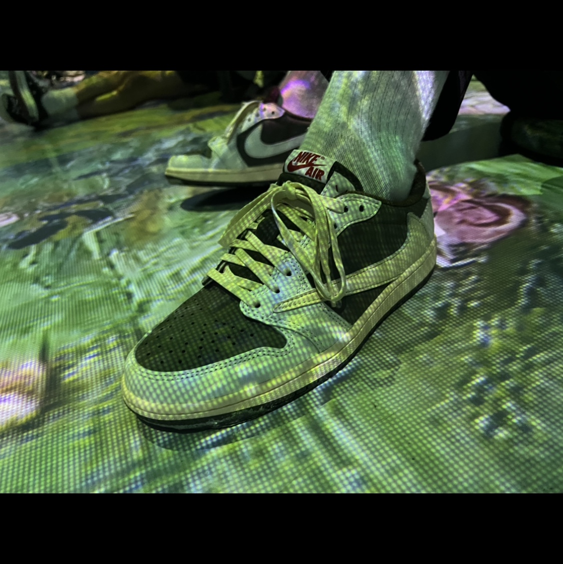 Jordan 1 x Travis Scott Retro Low OG SP Sail and Ridgerock 착용 스타일 - 1