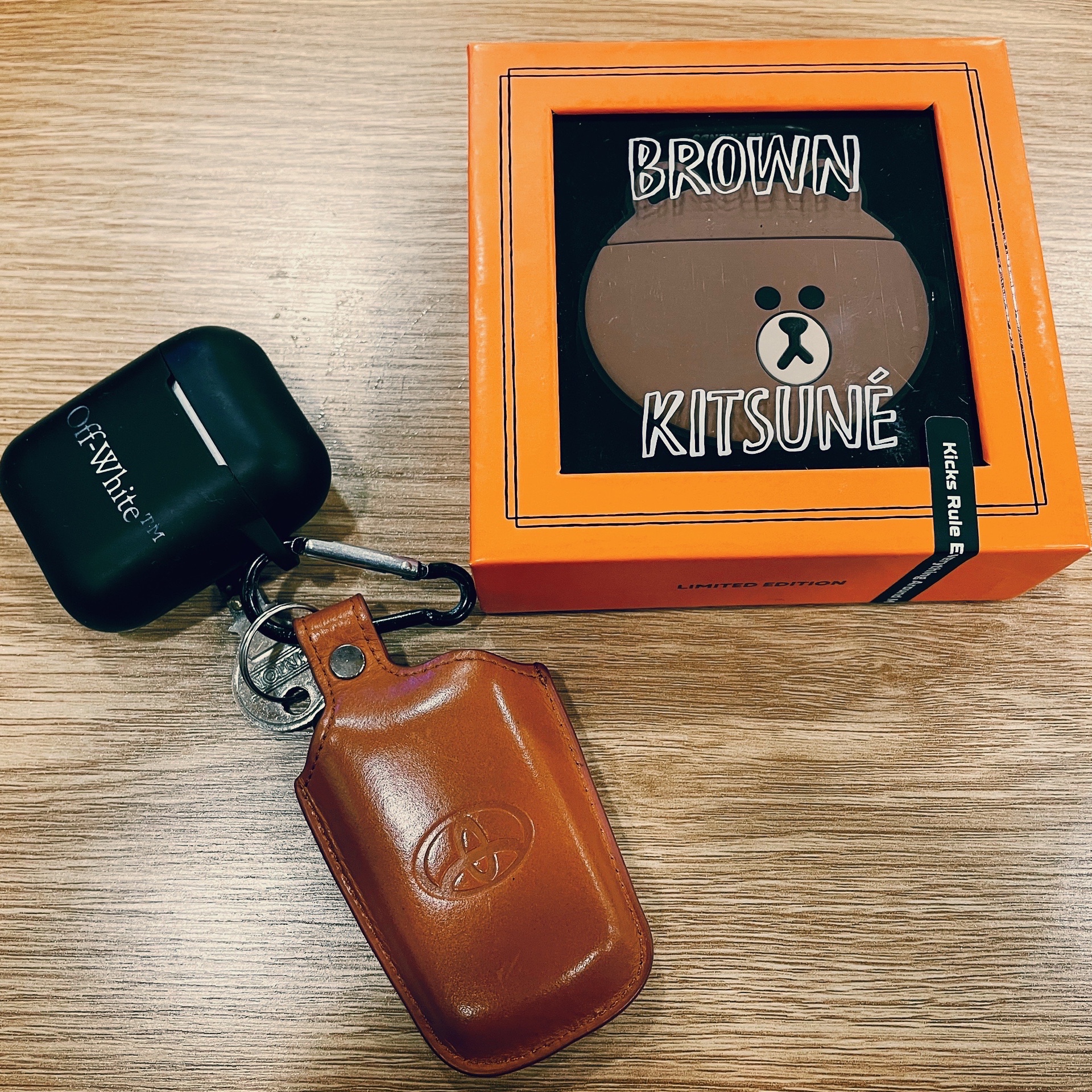 Maison Kitsune x Line Friends Brown AirPods Case 착용 스타일