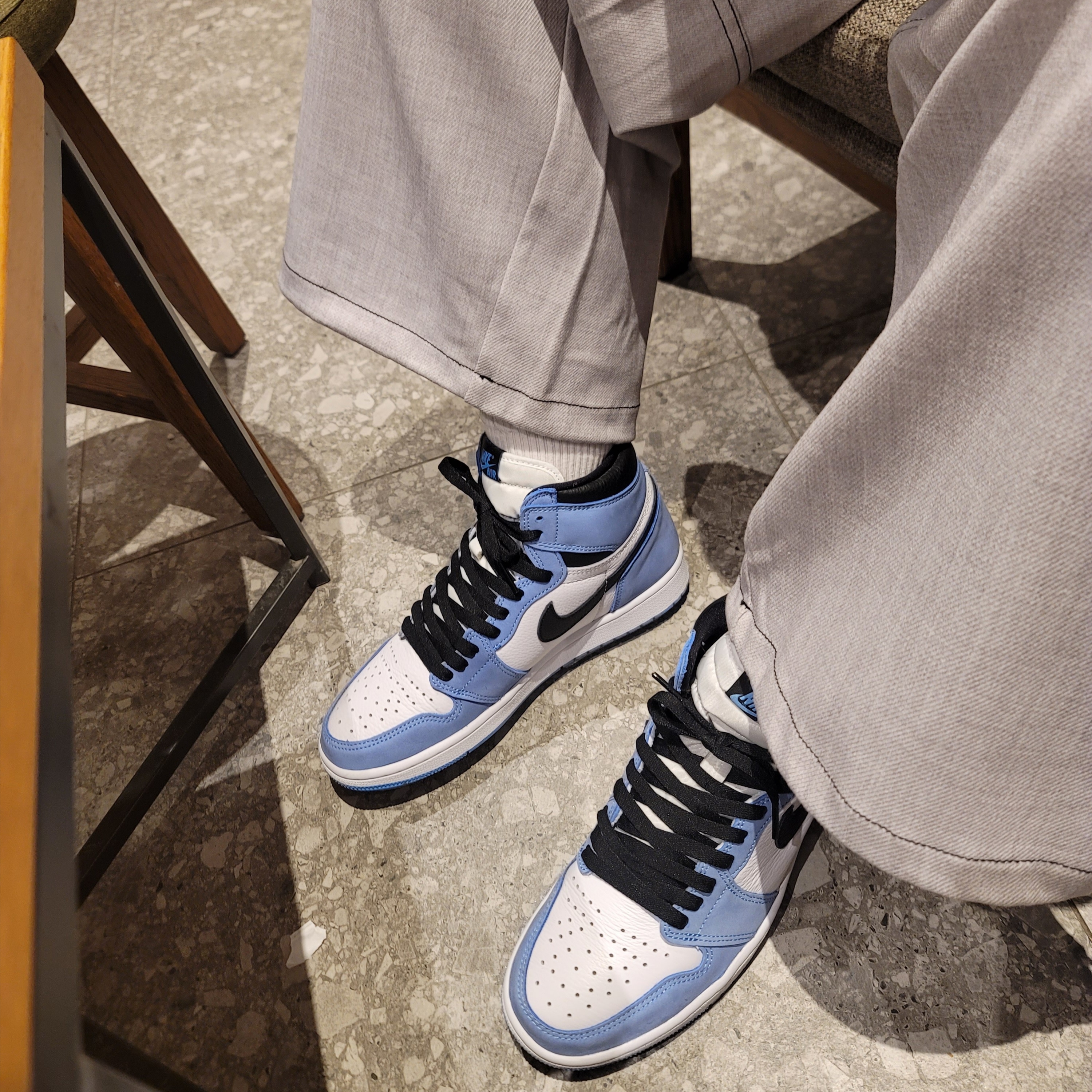 Jordan 1 Retro High OG University Blue 착용 스타일 - 1