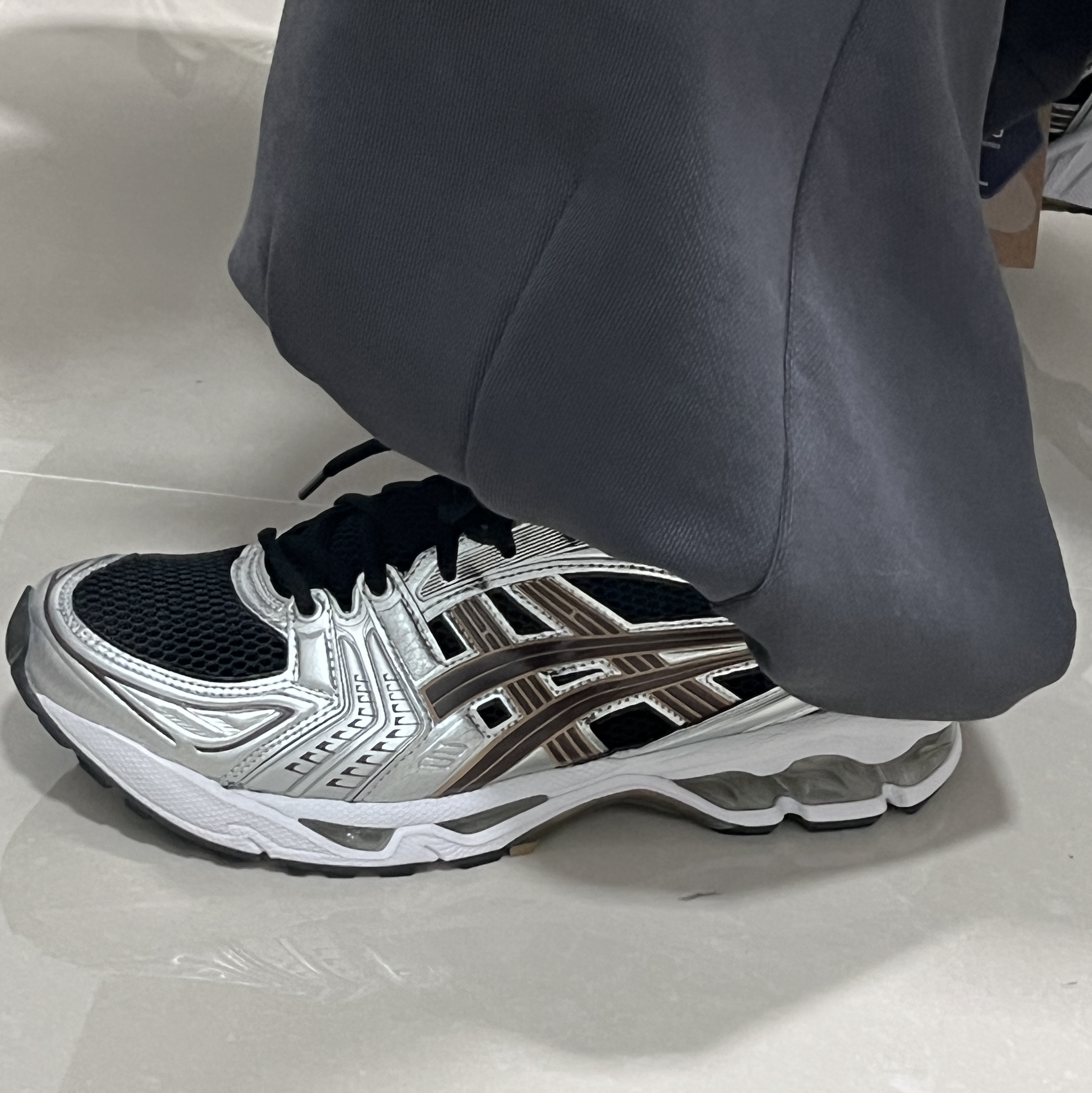 Asics Gel-Kayano 14 Black Coffee 착용 스타일