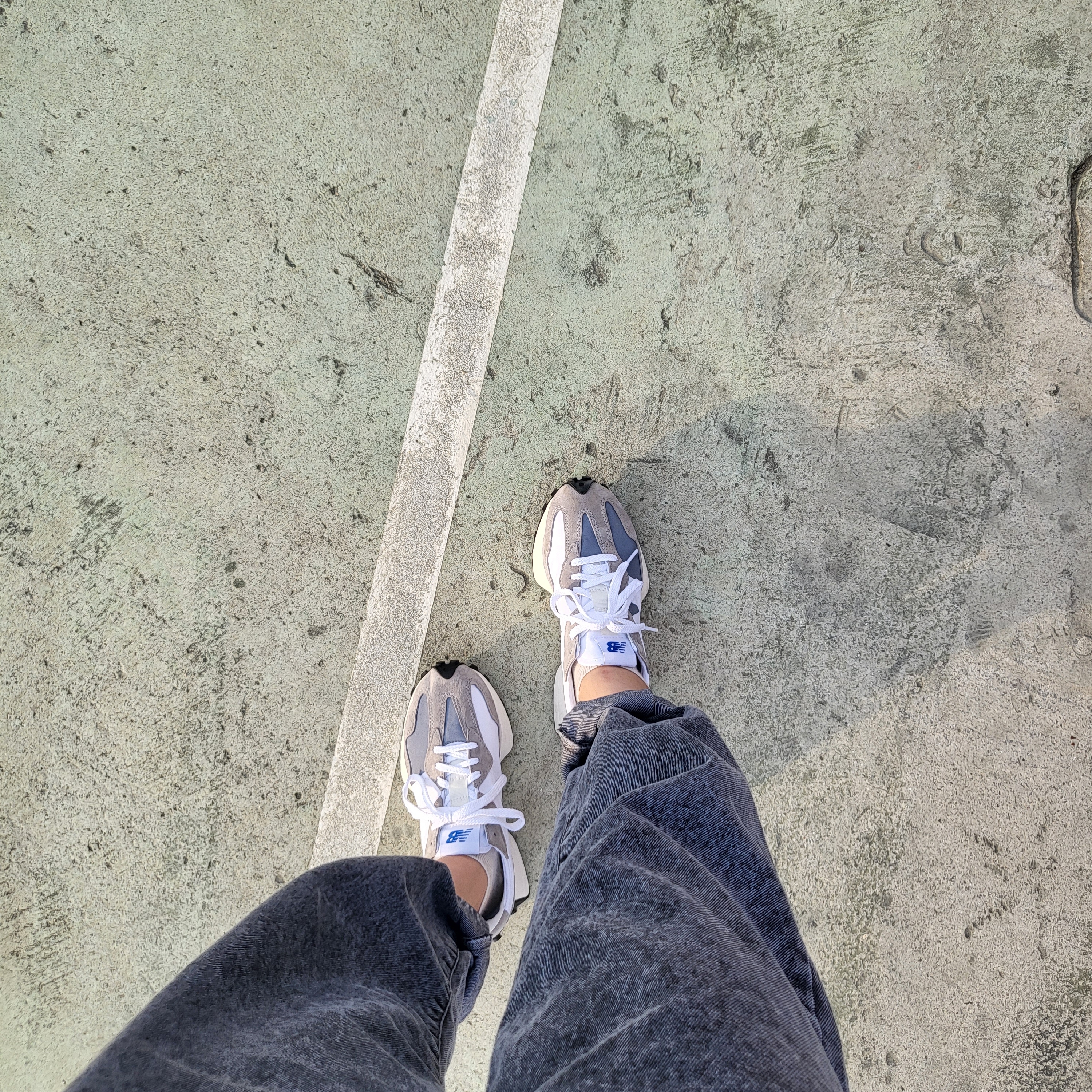 New Balance 327 Grey 착용 스타일 - 1