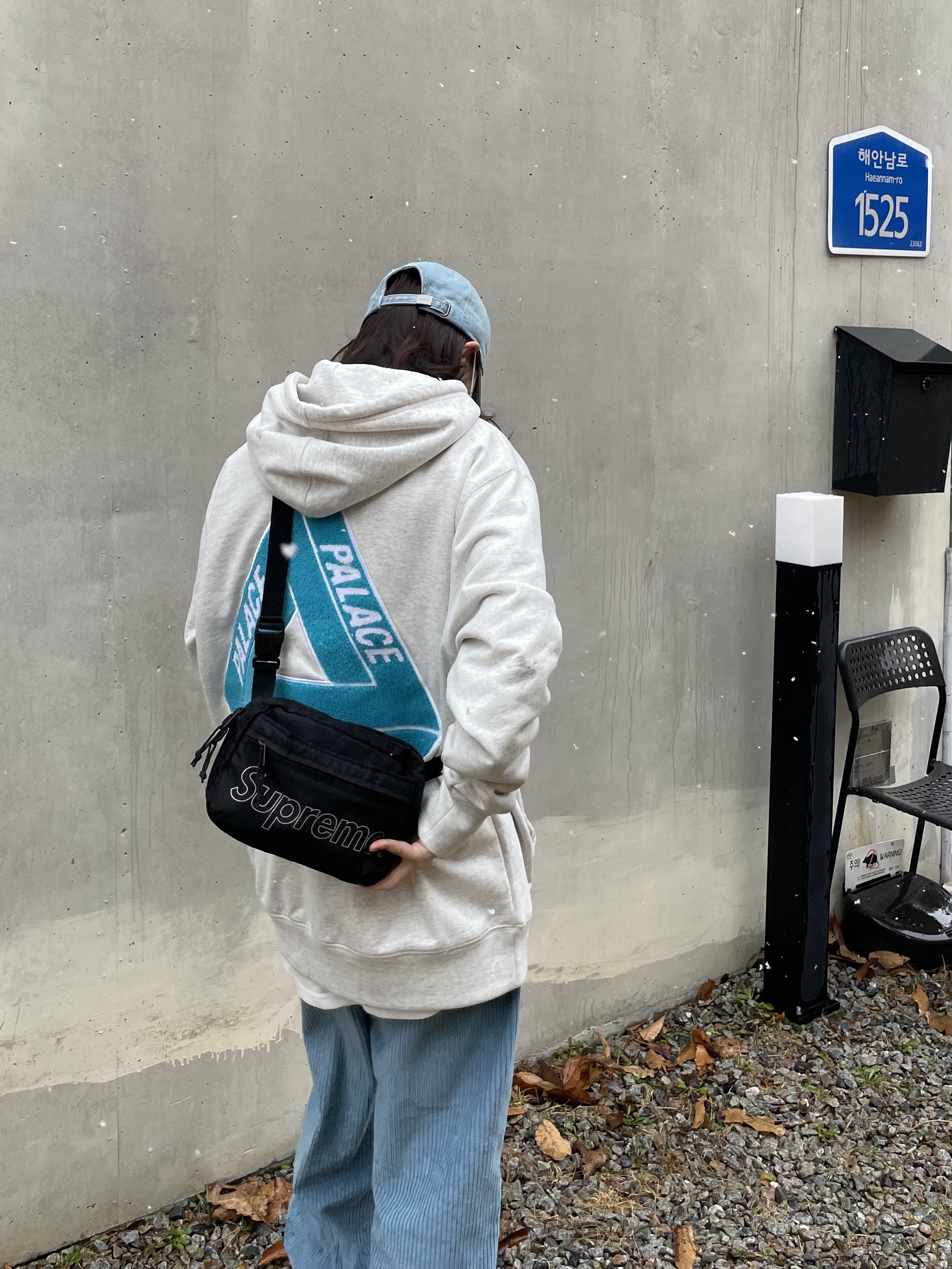 Palace Tri-Chenille Hood Light Grey Marl - 21FW, Supreme Shoulder Bag Black - 18FW 착용 스타일 - 2