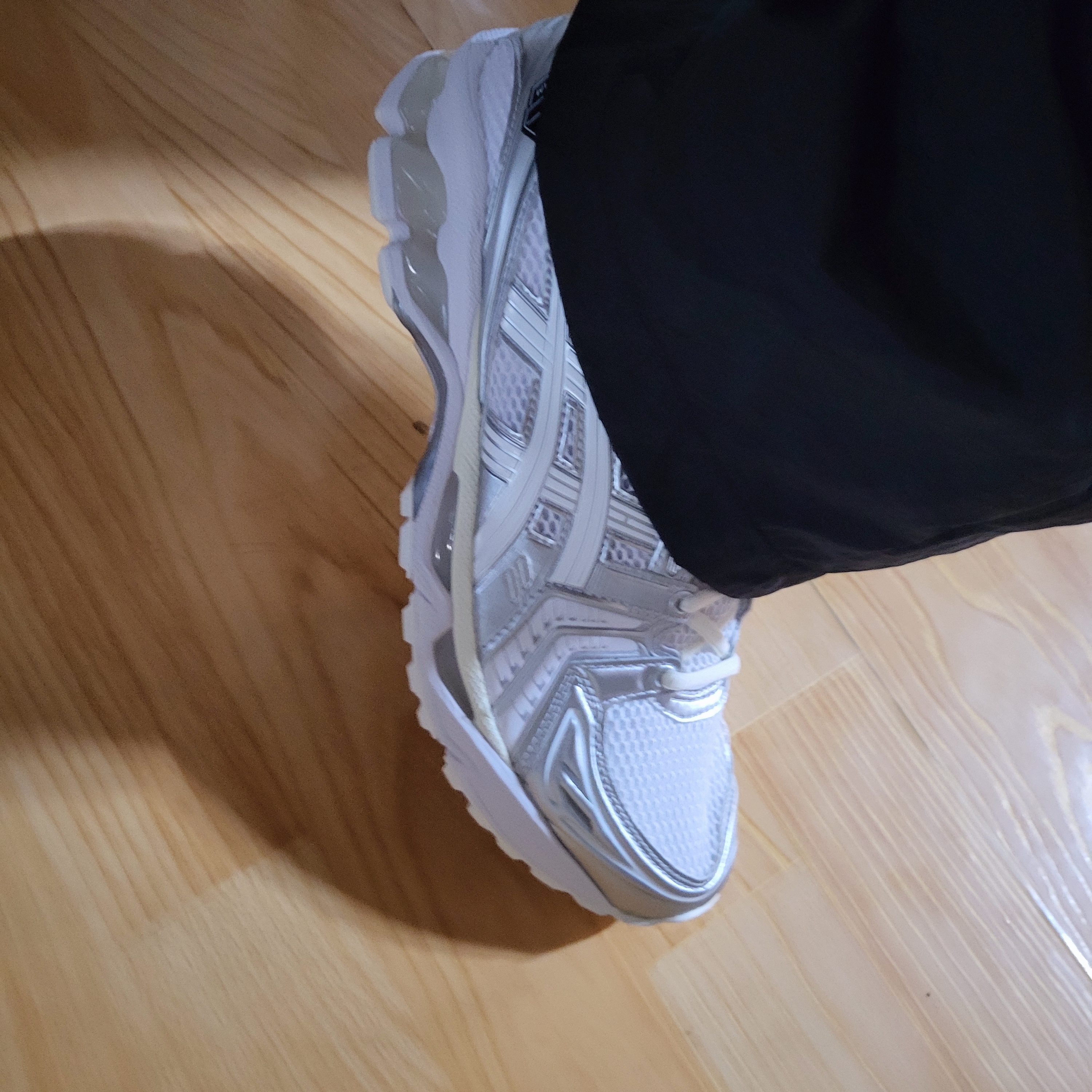 Asics x JJJJound Gel-Kayano 14 Silver White 착용 스타일