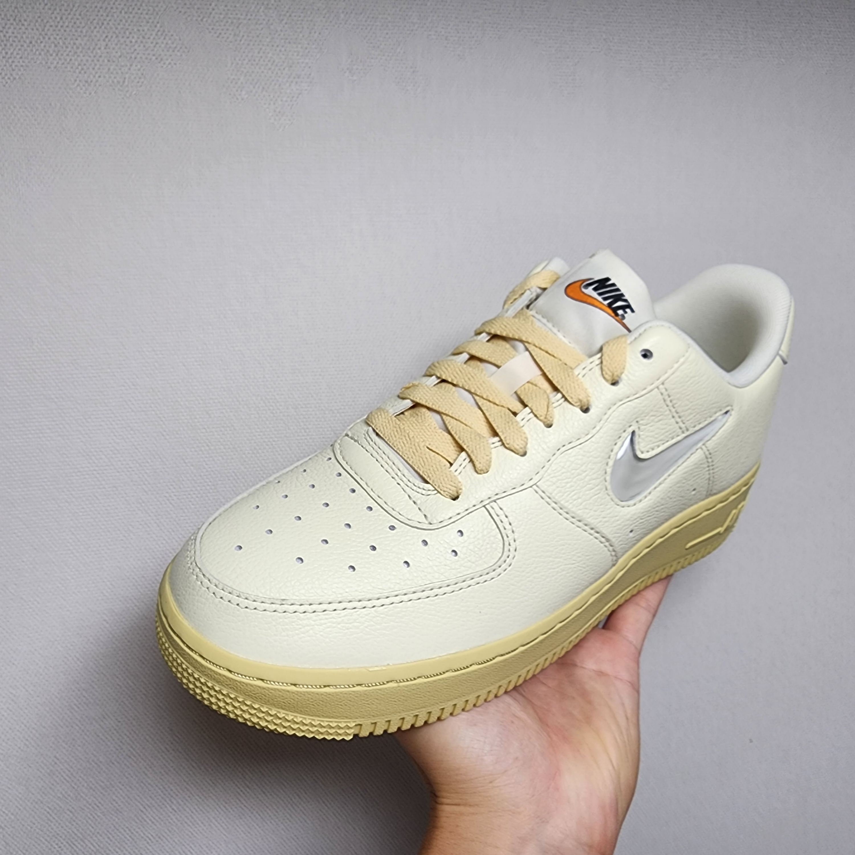 (W) Nike Air Force 1 '07 LX Coconut Milk and Lemon Wash 착용 스타일 - 1