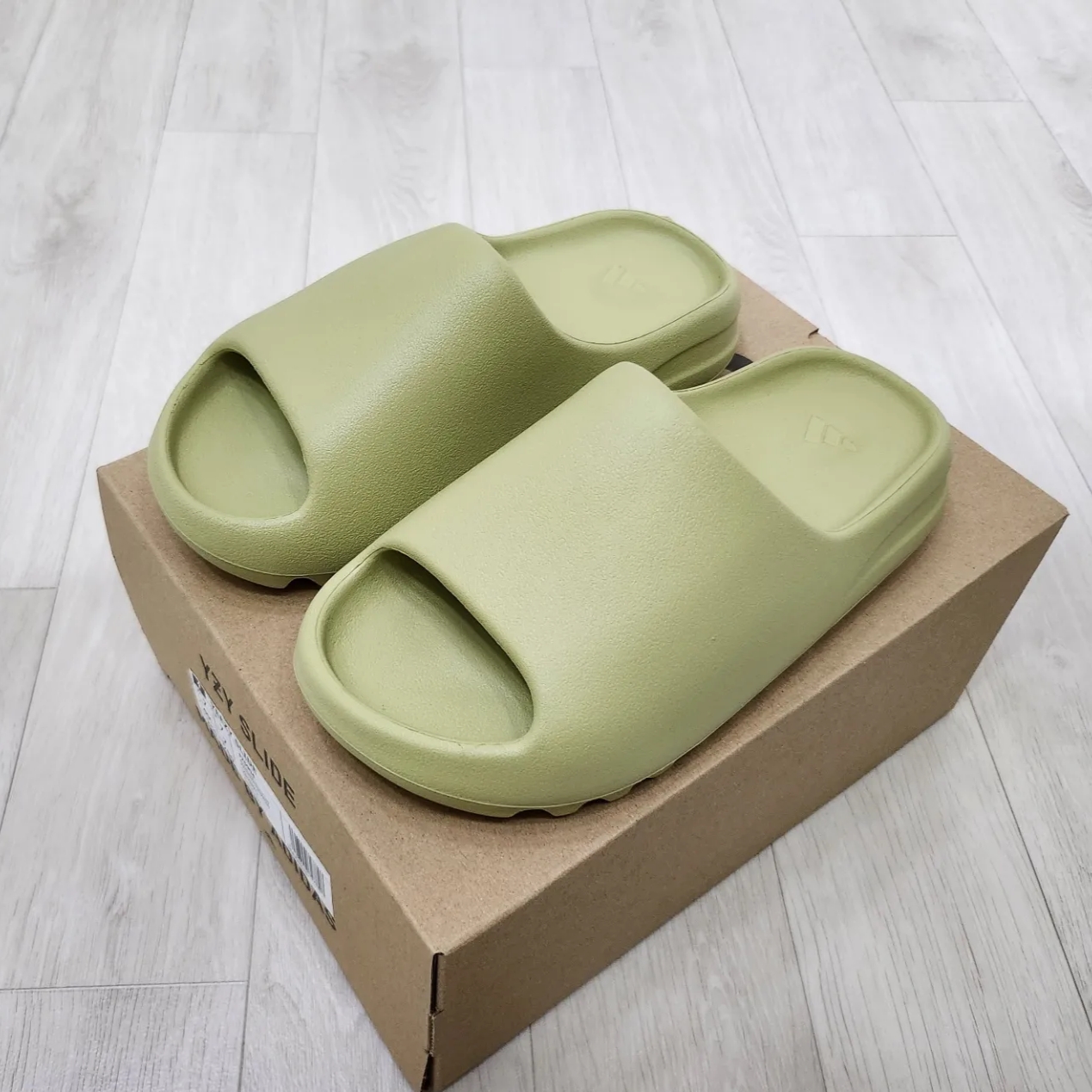 Adidas Yeezy Slide Resin 2022 착용 스타일 - 2