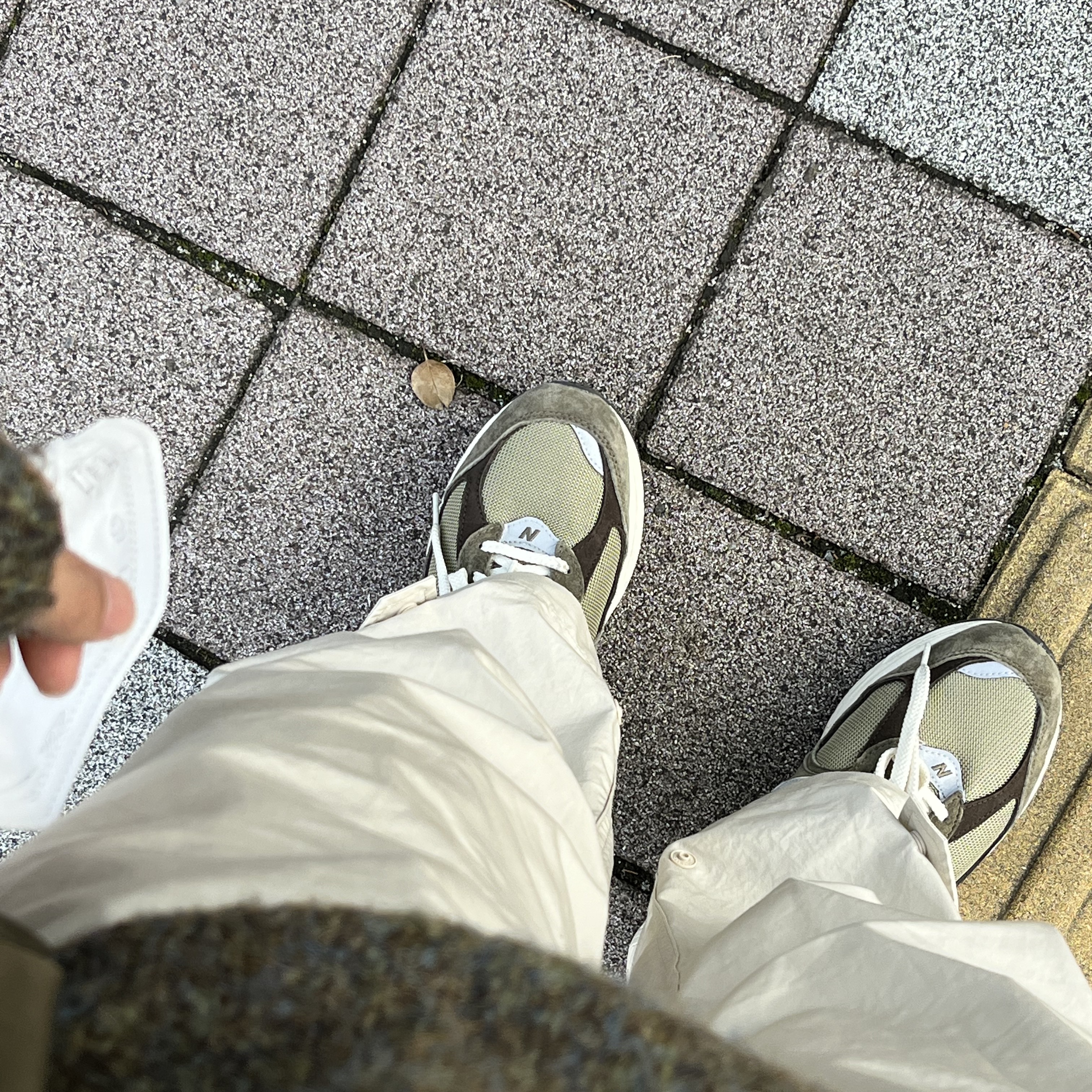 Apple AirPods Max Lightning Silver (Korean Ver.), New Balance 2002R Special Vintage Khaki 착용 스타일 - 3