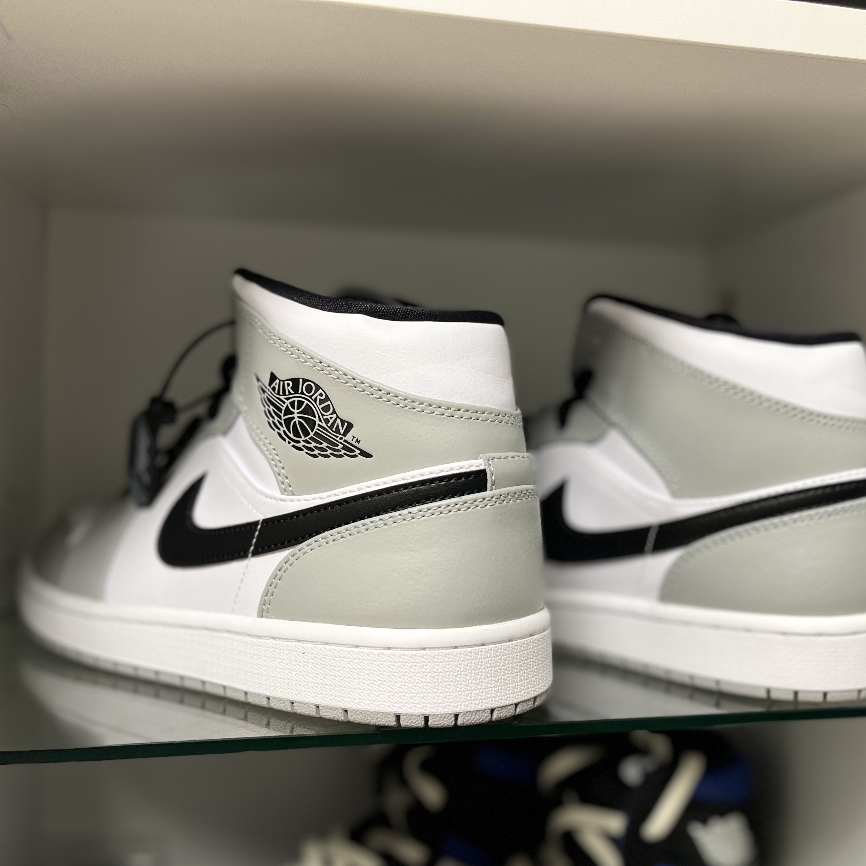 Jordan 1 Mid Light Smoke Grey 착용 스타일 - 2