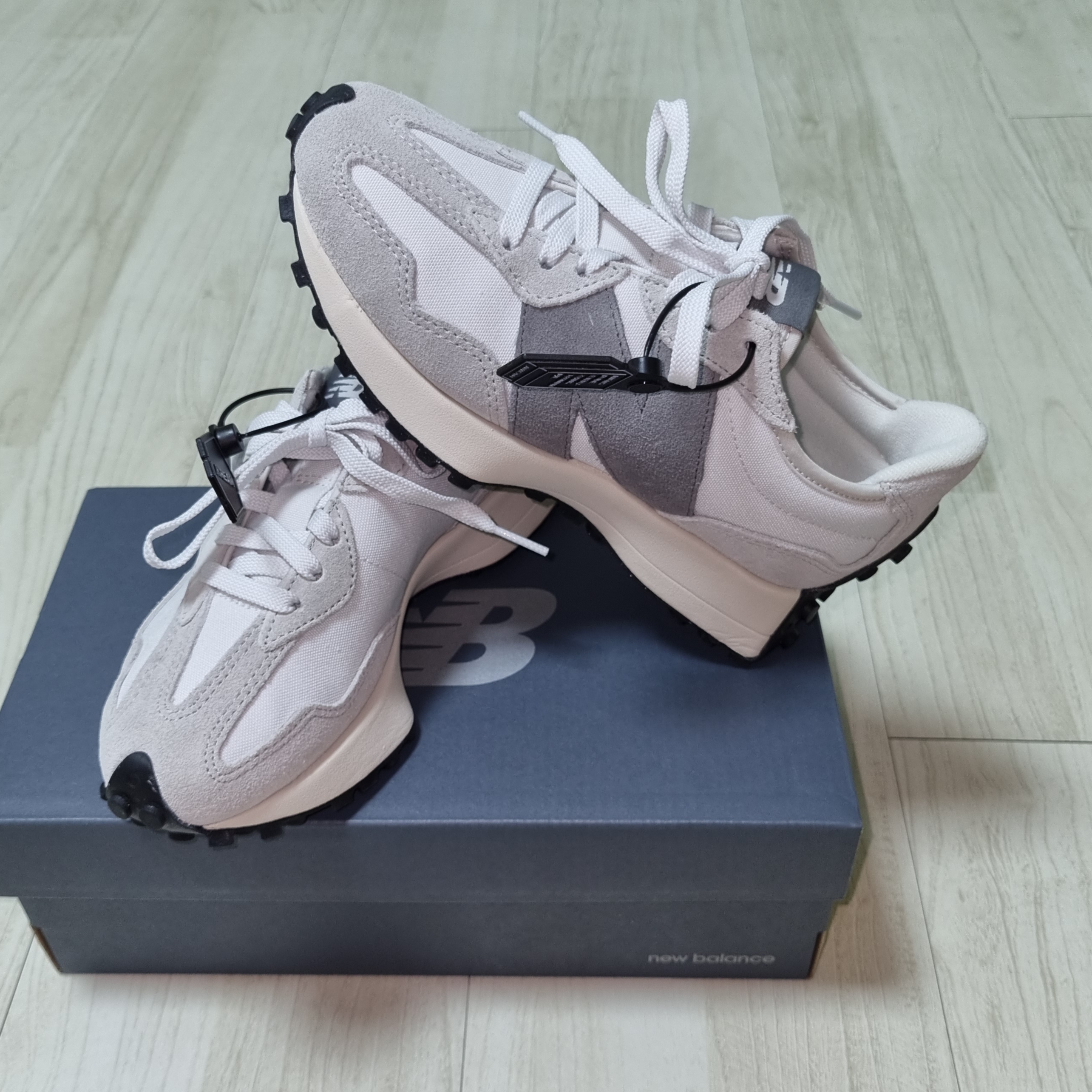 New Balance 327 Nimbus Cloud Rain Cloud 착용 스타일 - 2