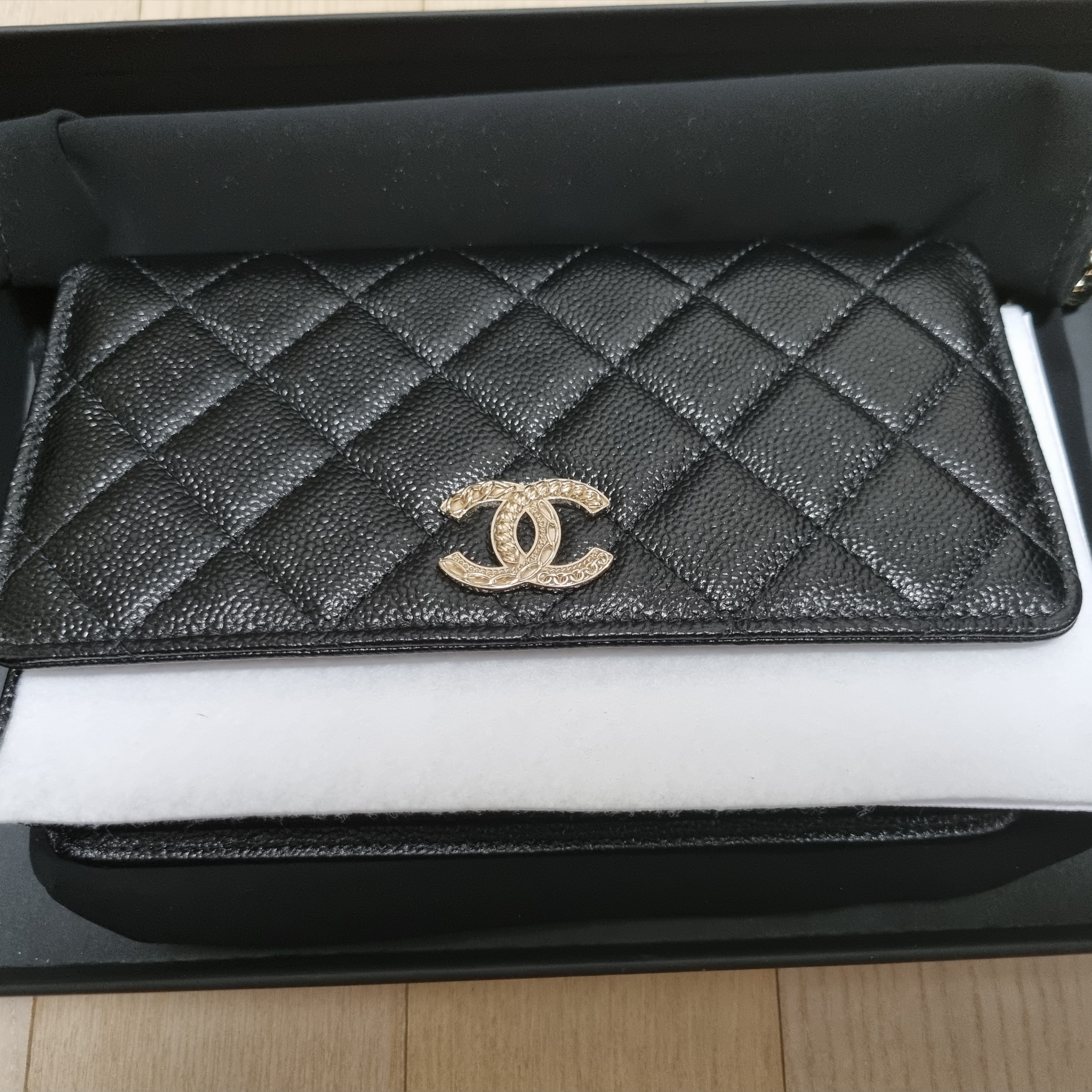 Chanel Wallet On Chain Grained Calfskin & Gold Black 착용 스타일 - 2