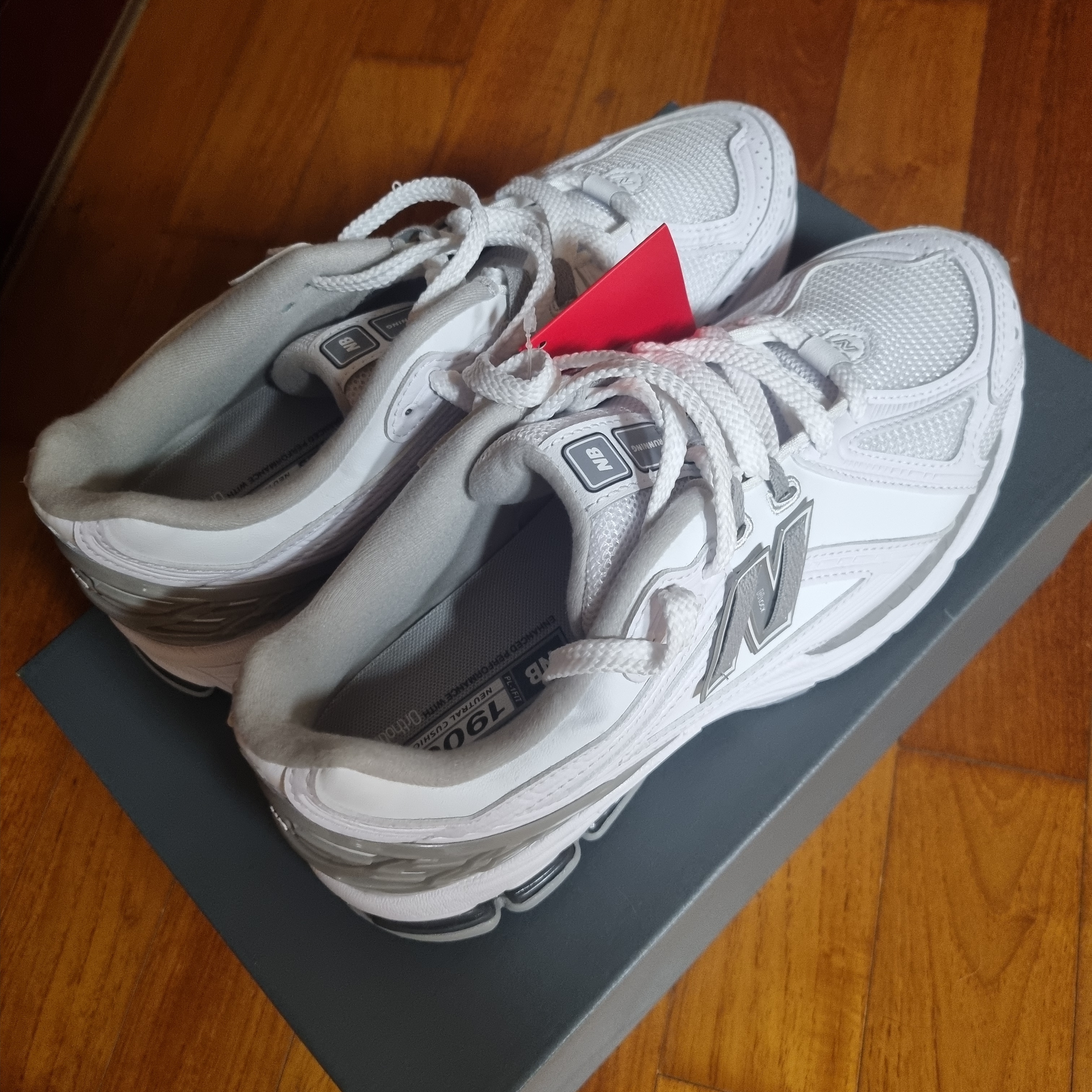 New Balance 1906R White Rain Cloud 착용 스타일
