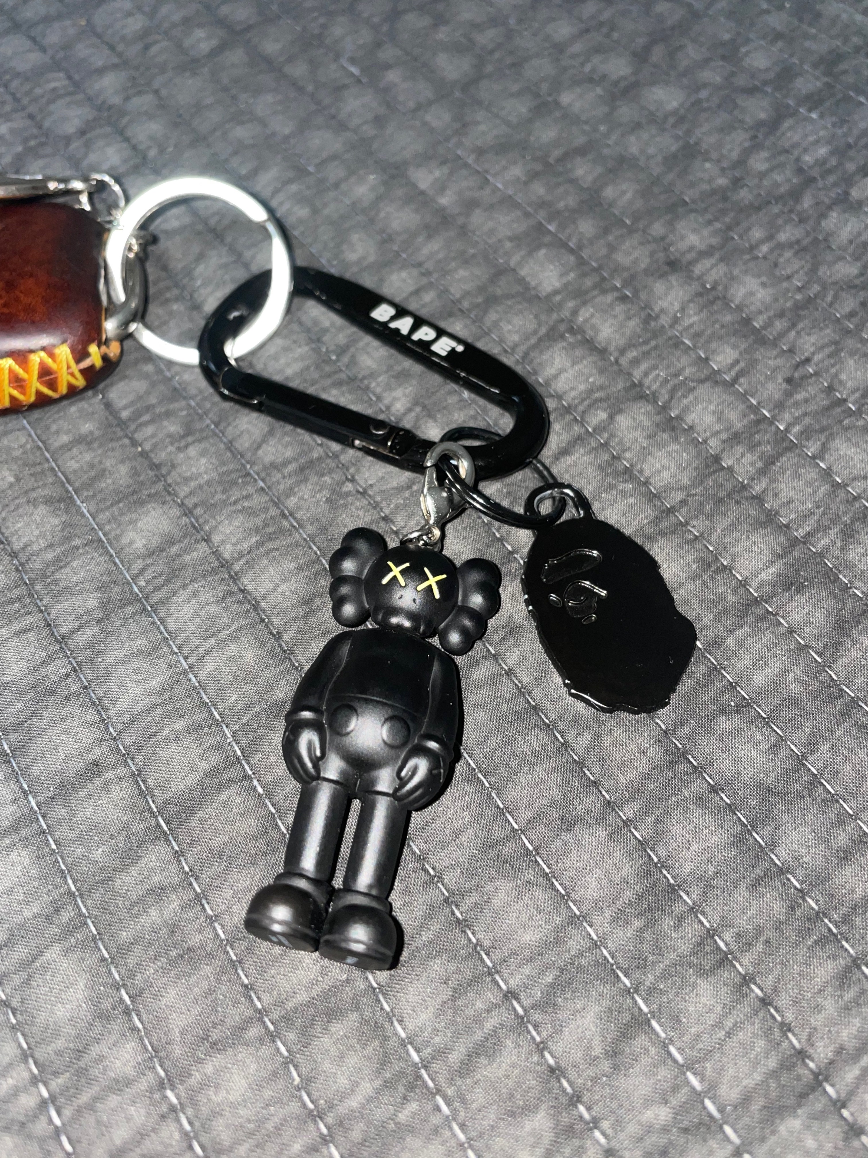 Kaws Tokyo First Companion Keychain Black, Jordan 1 Retro High OG Black Mocha 착용 스타일 - 3