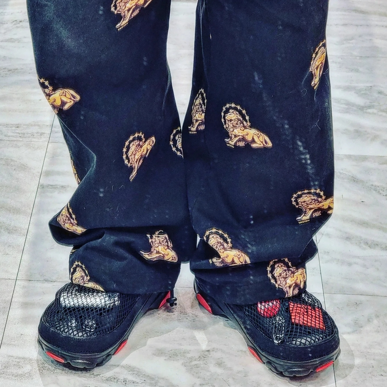 Crocs x Staple Classic All Terrain Clog Black 착용 스타일 - 2