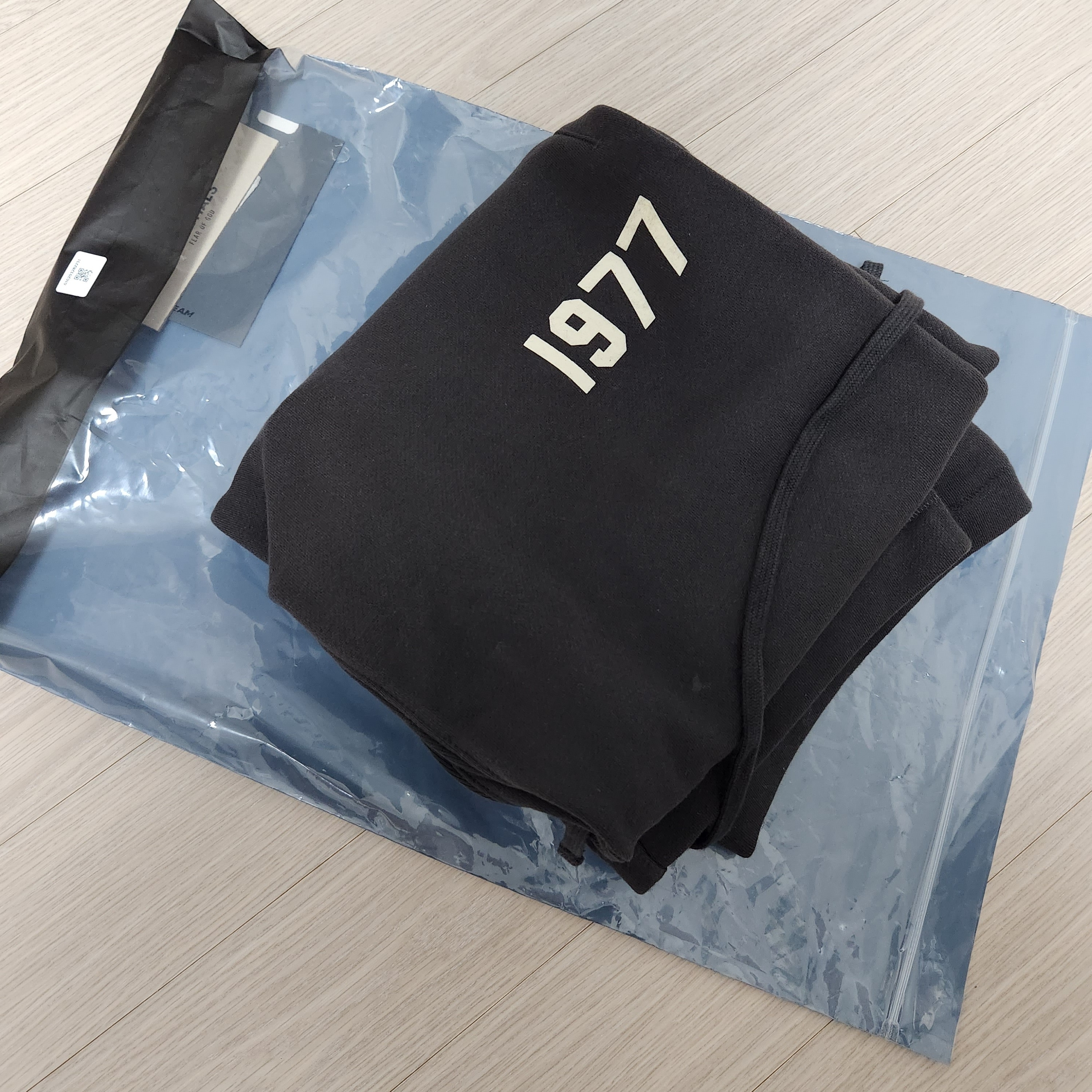 Essentials 1977 Relaxed Sweatpants Iron - 22SS 착용 스타일