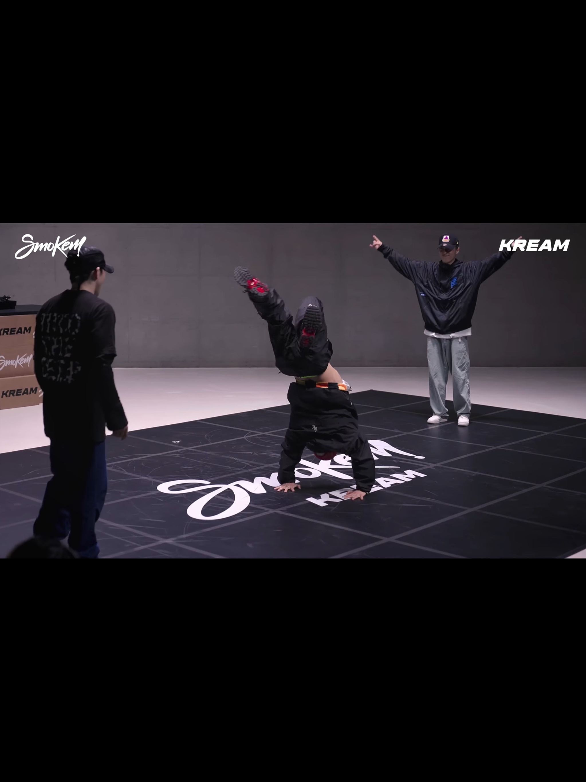 Yeezy Gap Engineered By Balenciaga Dove Shrunken Hoodie Black, Yeezy Gap Engineered By Balenciaga Flame Cap Black 착용 스타일 - 5