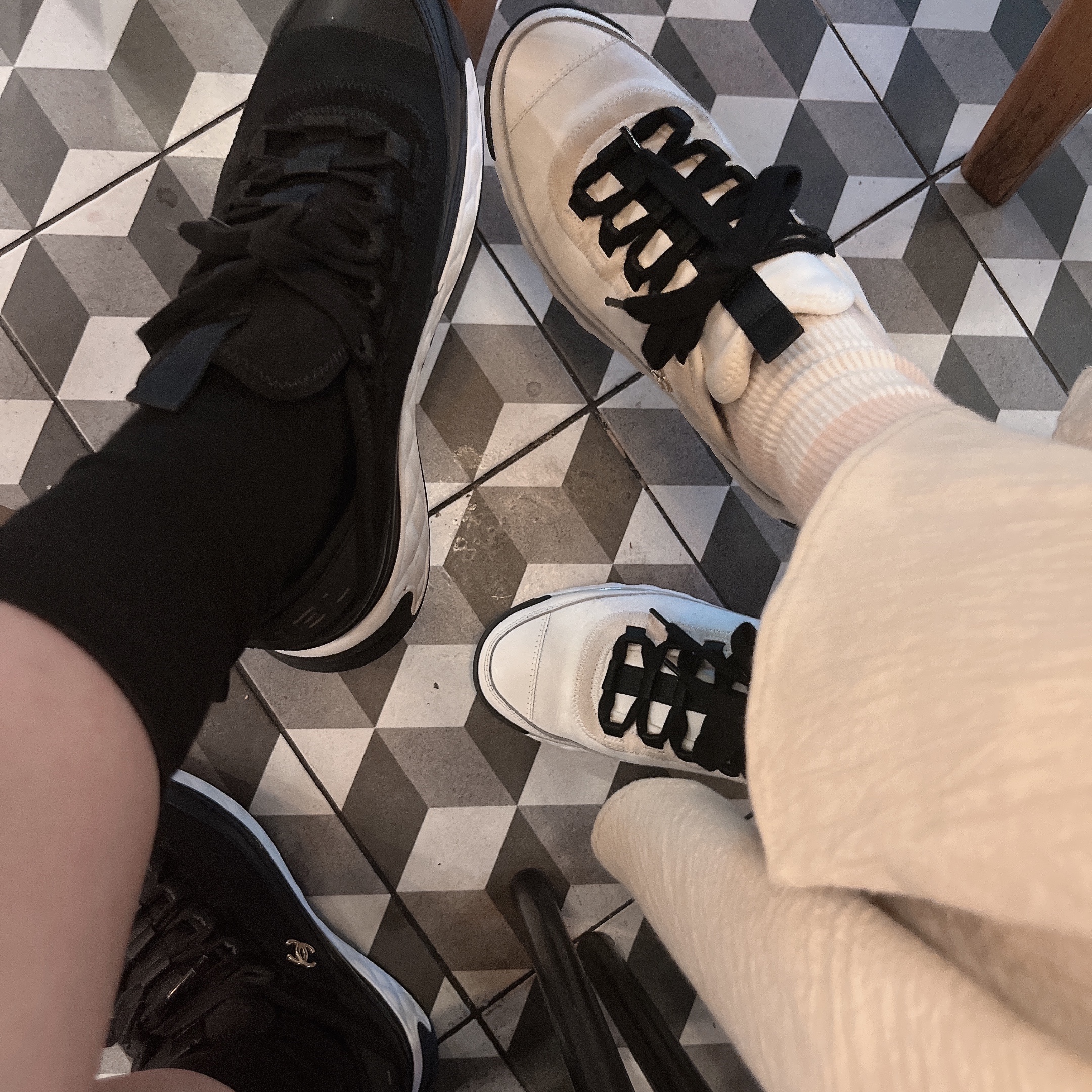 (W) Chanel Mixed Fibers Sneakers Velvet Calfskin & Gold Black 착용 스타일