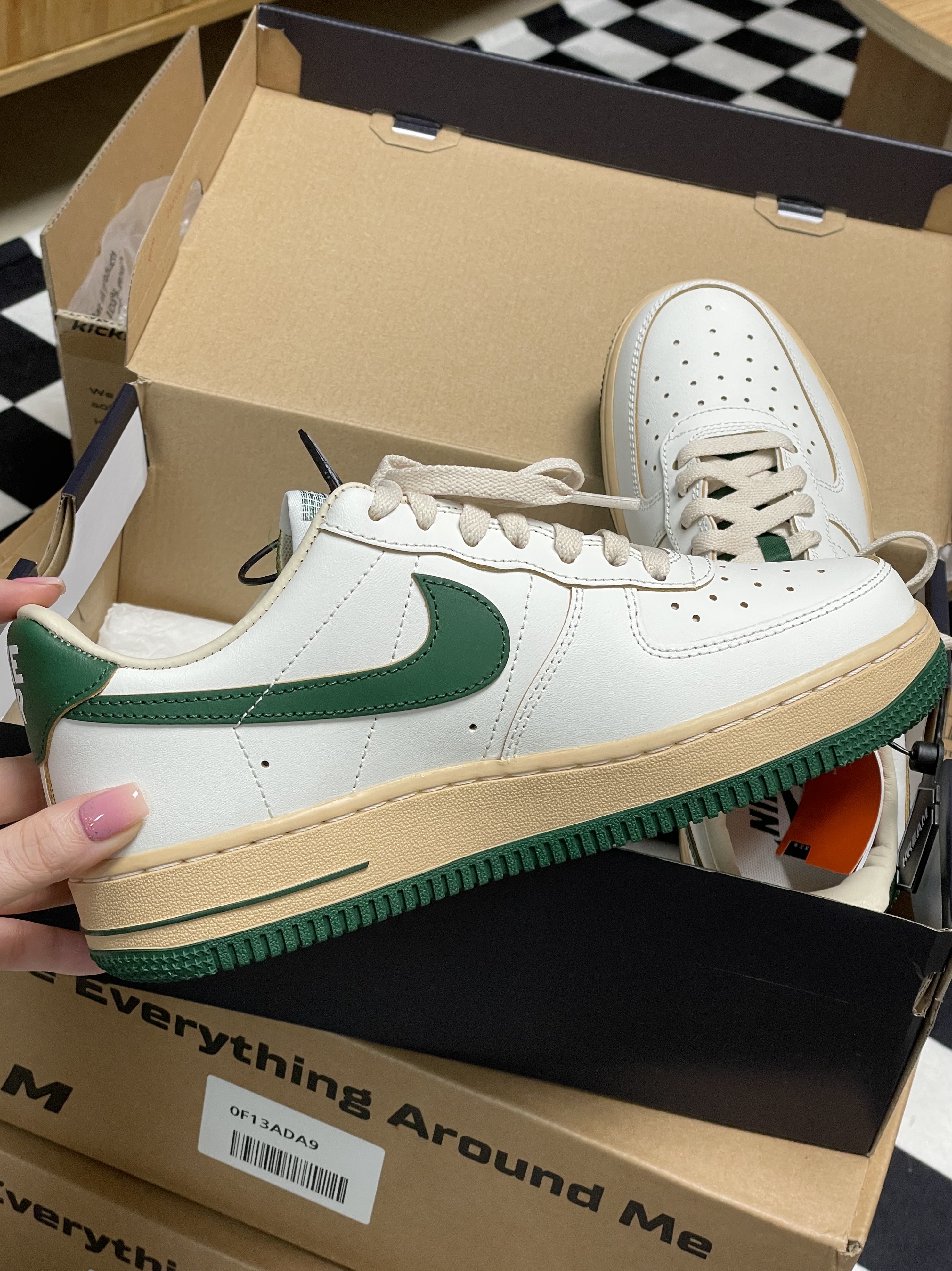 (W) Nike Air Force 1 Low Gorge Green, Essentials The Core Collection Hoodie Dark Oatmeal 착용 스타일 - 1