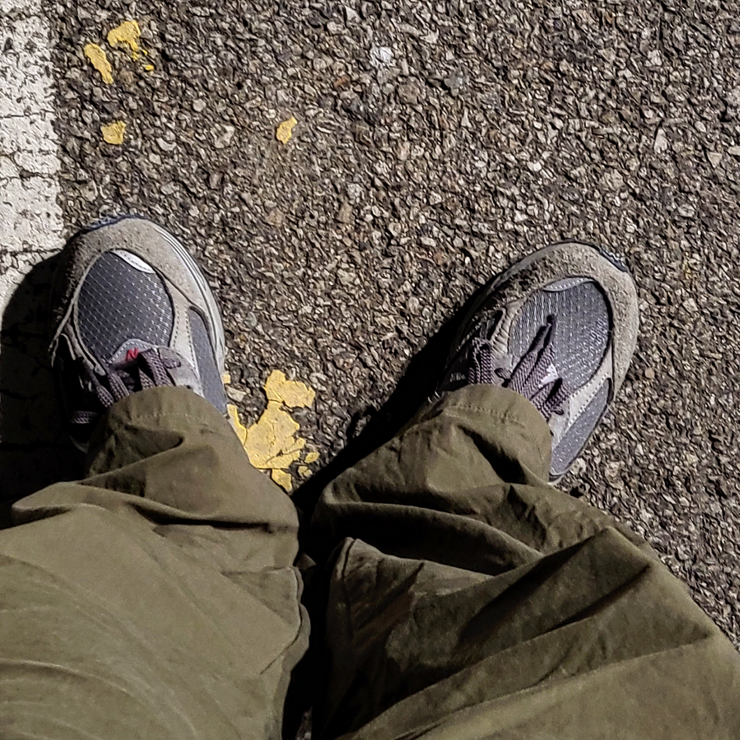 New Balance 2002R Premium Vintage Grey 착용 스타일