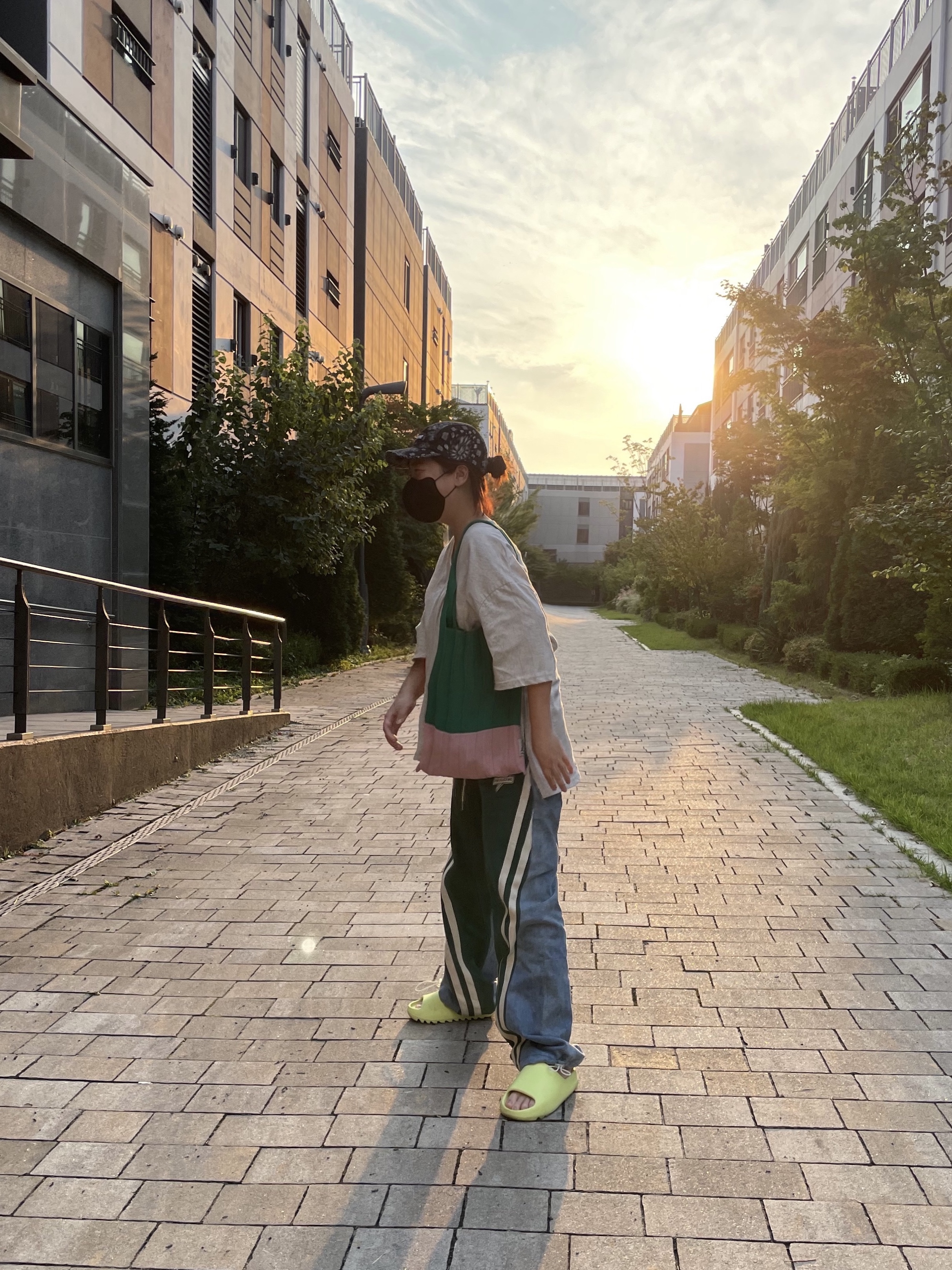 Supreme Bandana Camp Cap Black - 21SS, Adidas Yeezy Slide Glow Green 2022/2023 착용 스타일 - 3