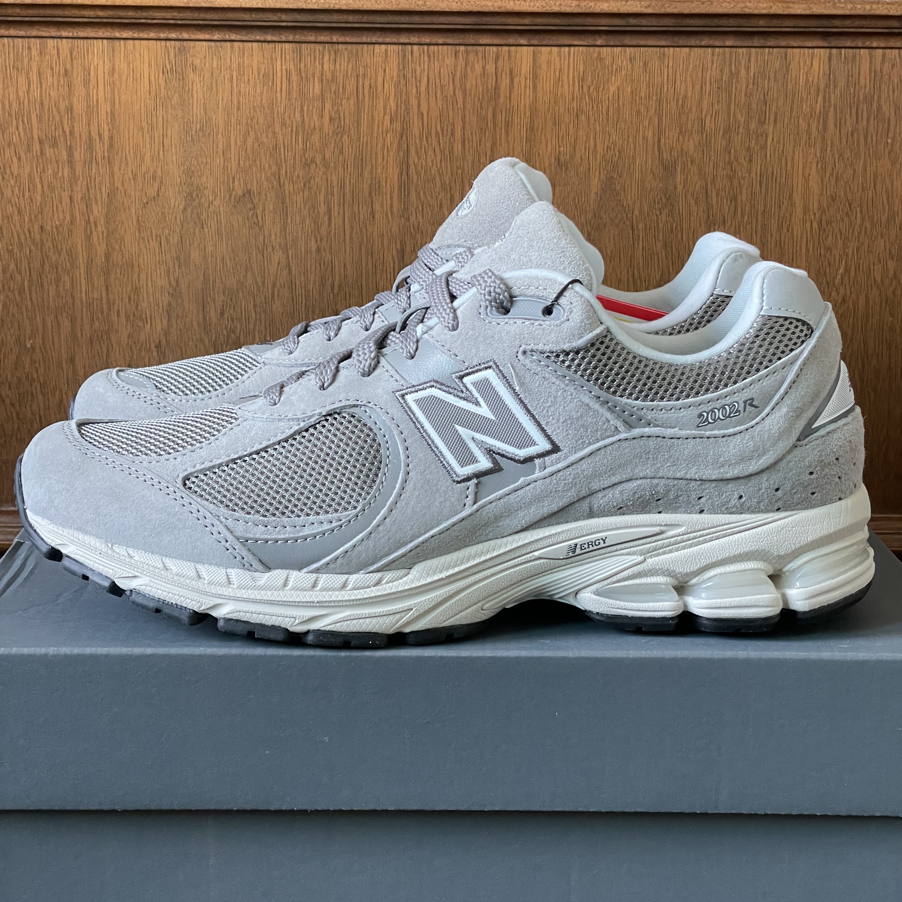 New Balance 2002R Grey 착용 스타일 - 1