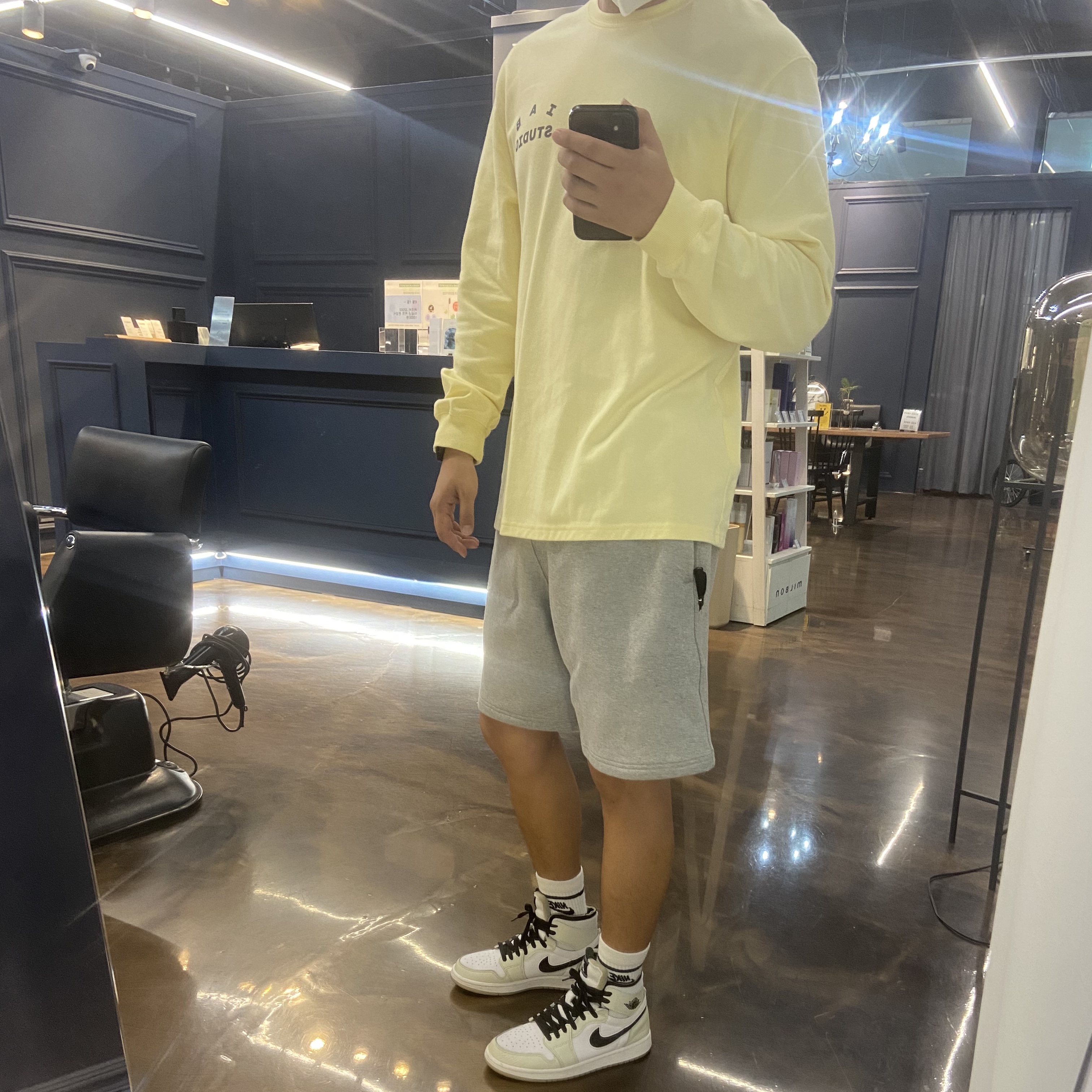 (W) Jordan 1 Zoom Air CMFT Light Bone, Nike NRG Solo Swoosh Fleece Shorts Dark Grey Heather - US/EU 착용 스타일 - 1