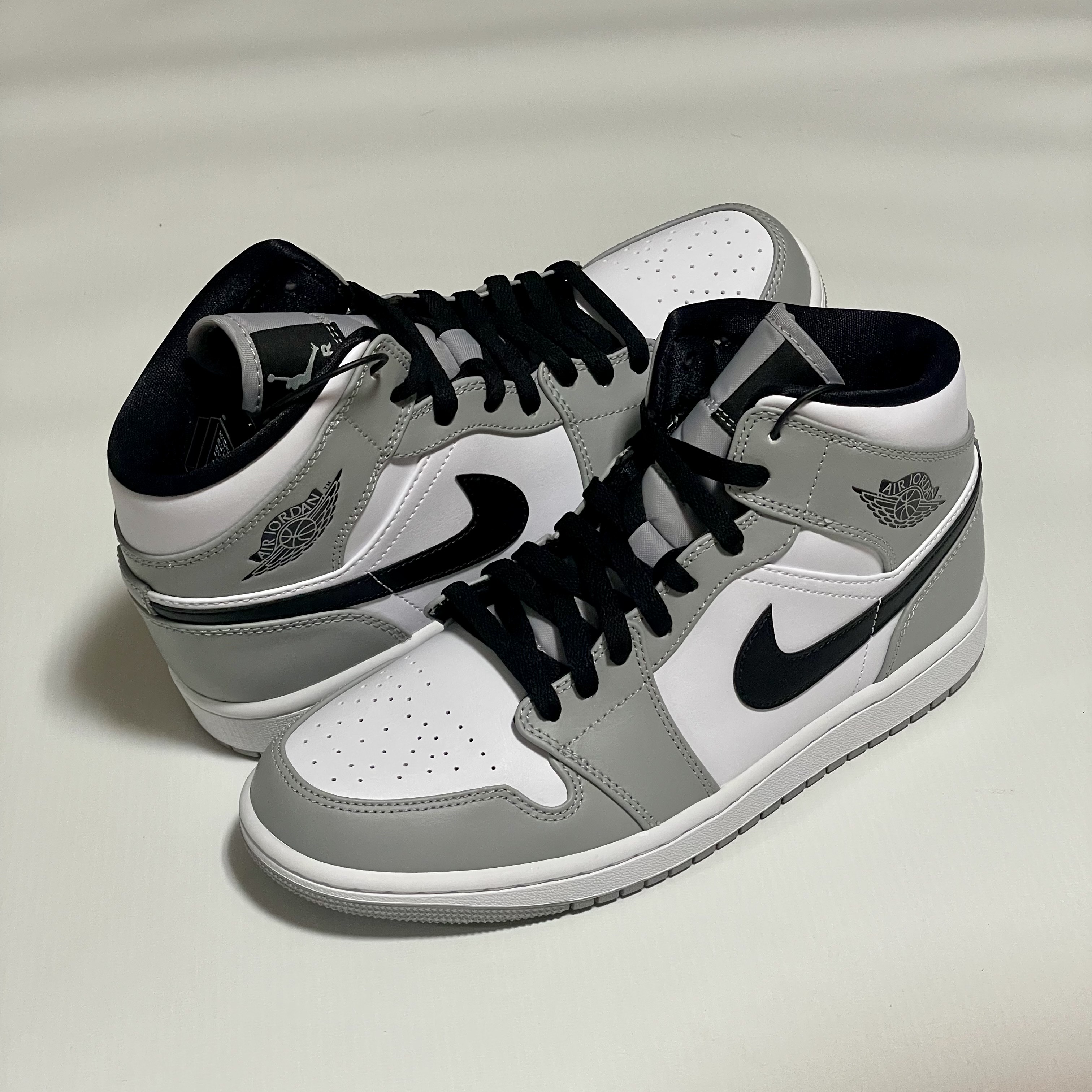 Jordan 1 Mid Light Smoke Grey, Jordan 1 Retro High OG Bleached Coral 착용 스타일 - 1