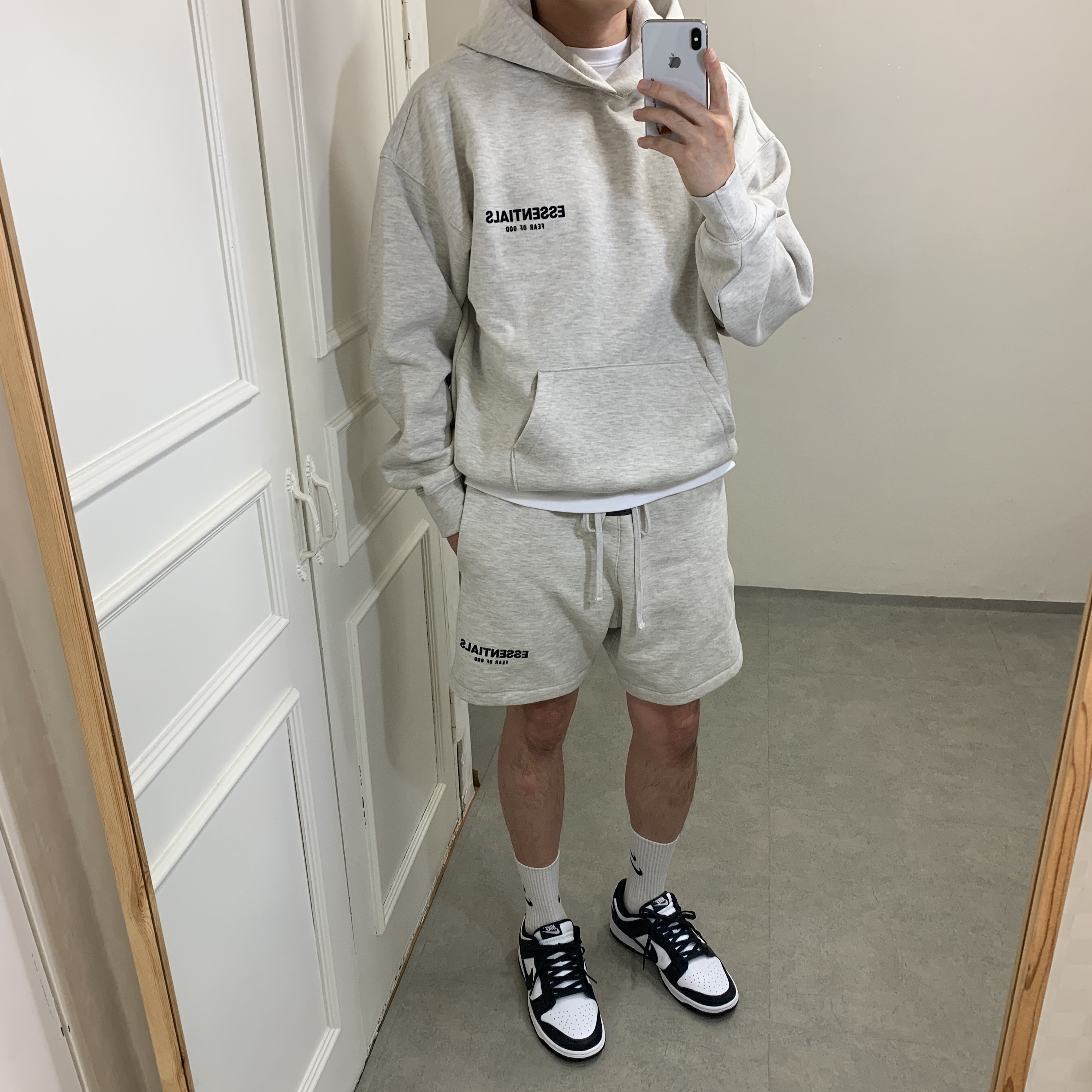 Essentials The Core Collection Hoodie Light Oatmeal, Essentials The Core Collection Sweatshorts Light Oatmeal 착용 스타일