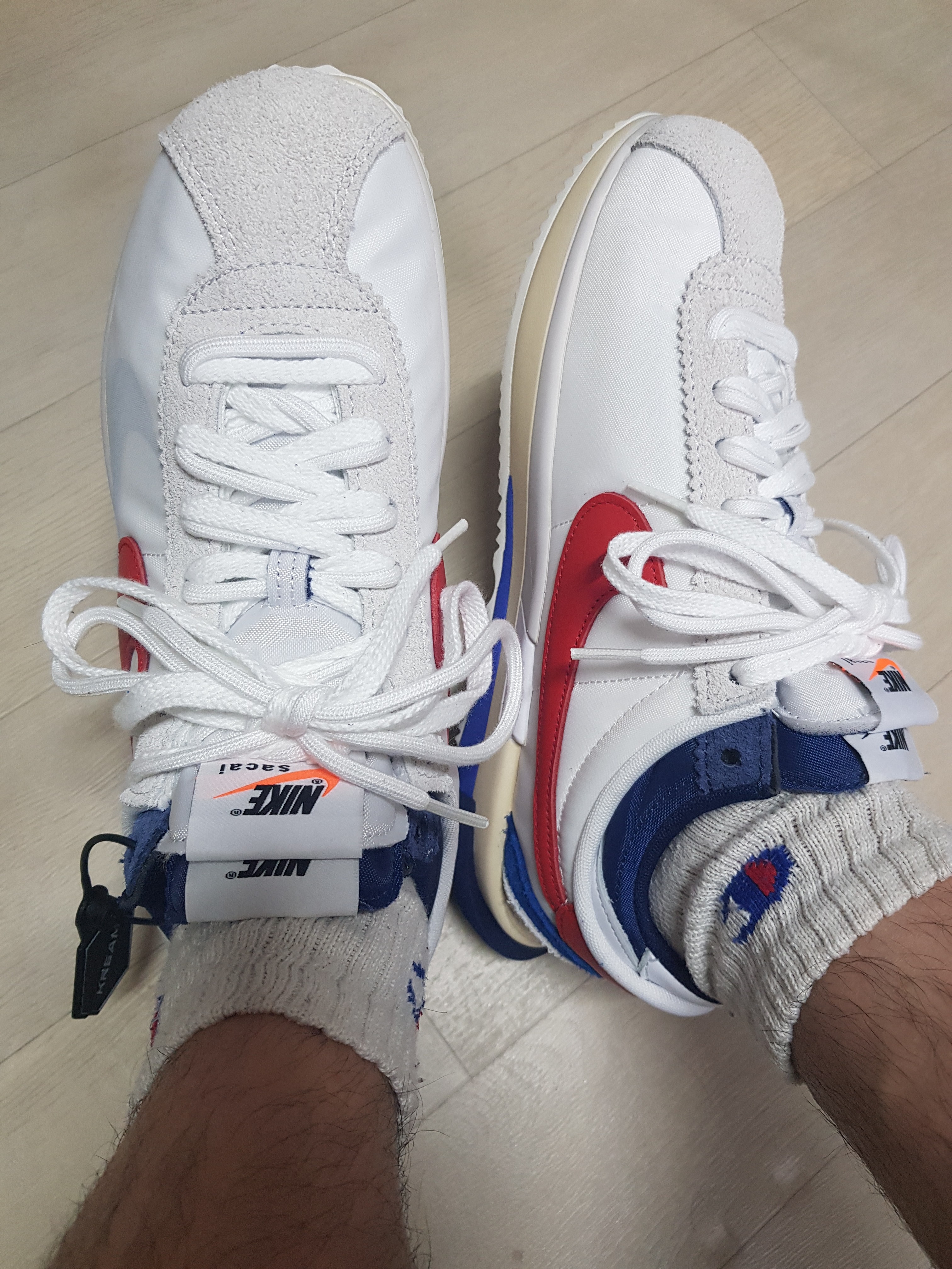 Nike x Sacai Zoom Cortez SP White and University Red 착용 스타일 - 1