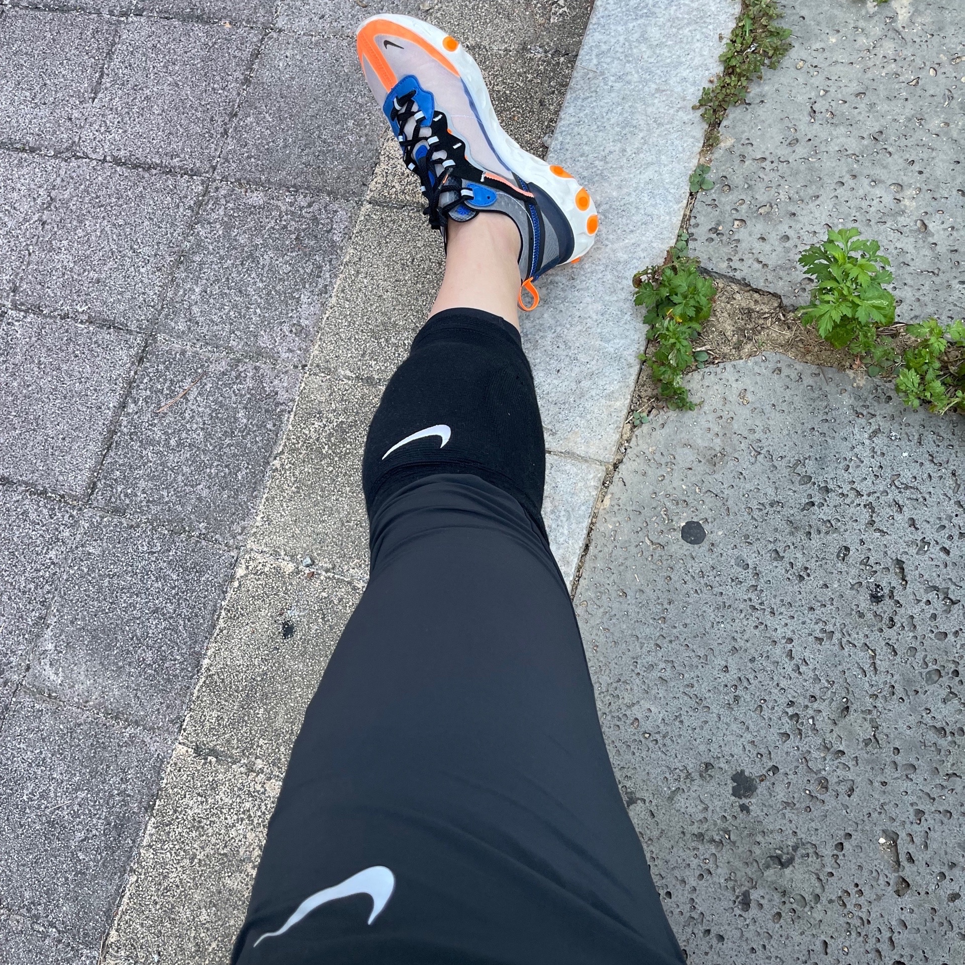 Nike React Element 87 Thunder Blue/Total Orange 착용 스타일 - 1