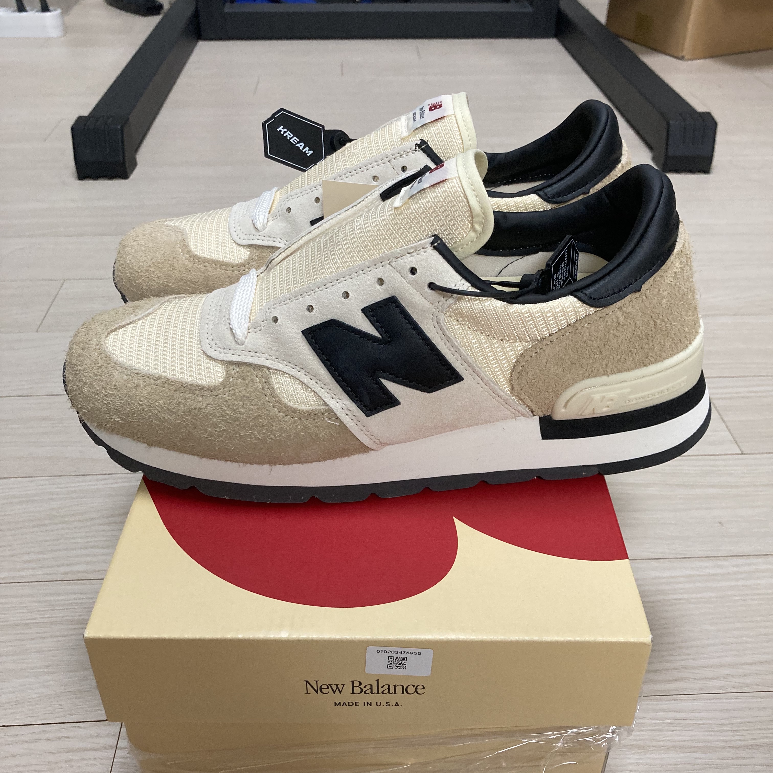 New Balance 990v1 Made in USA Incense Macadamia Nut 착용 스타일 - 2