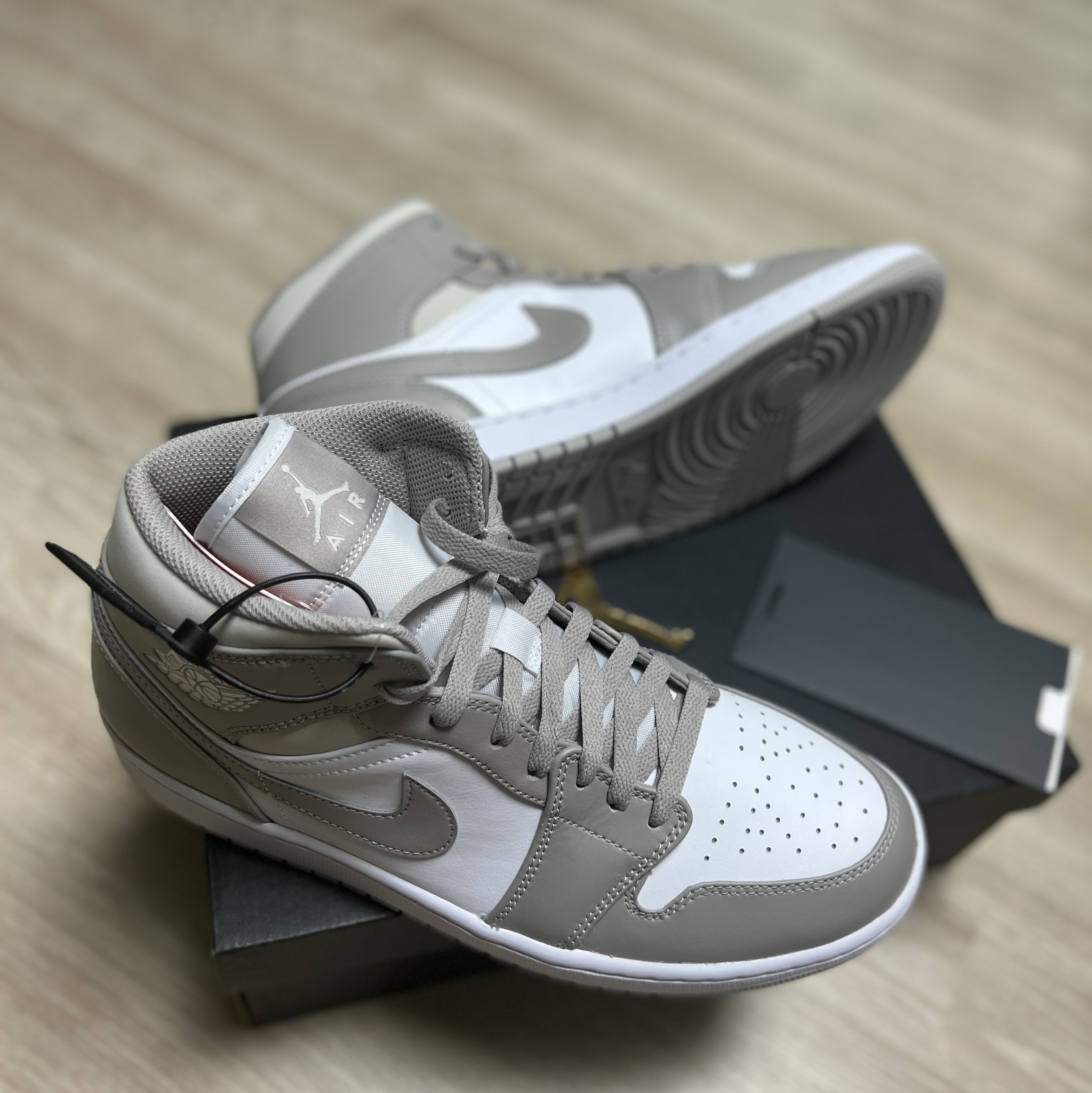 Jordan 1 Mid College Grey 착용 스타일 - 3