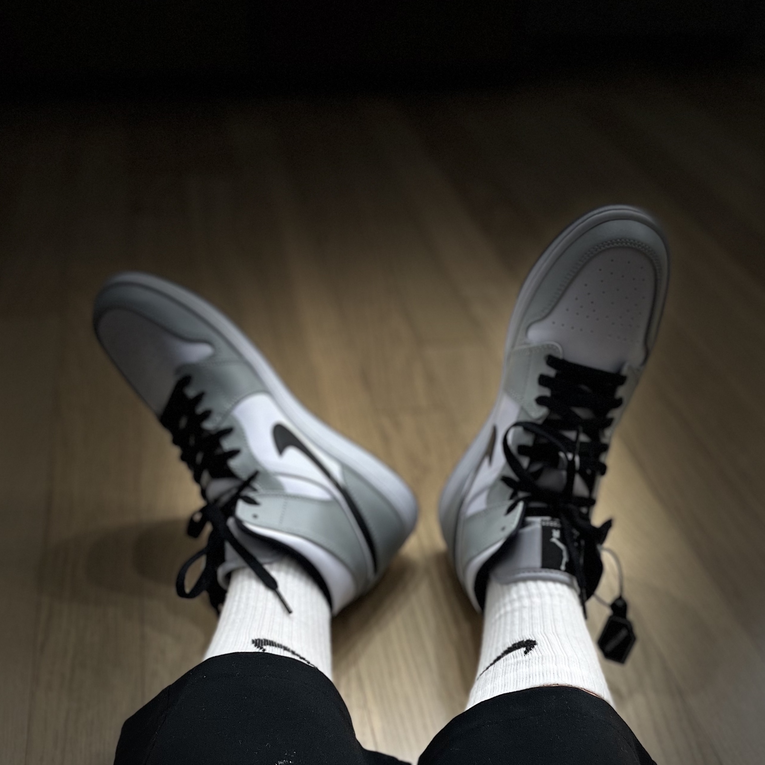 Jordan 1 Mid Light Smoke Grey 착용 스타일 - 5