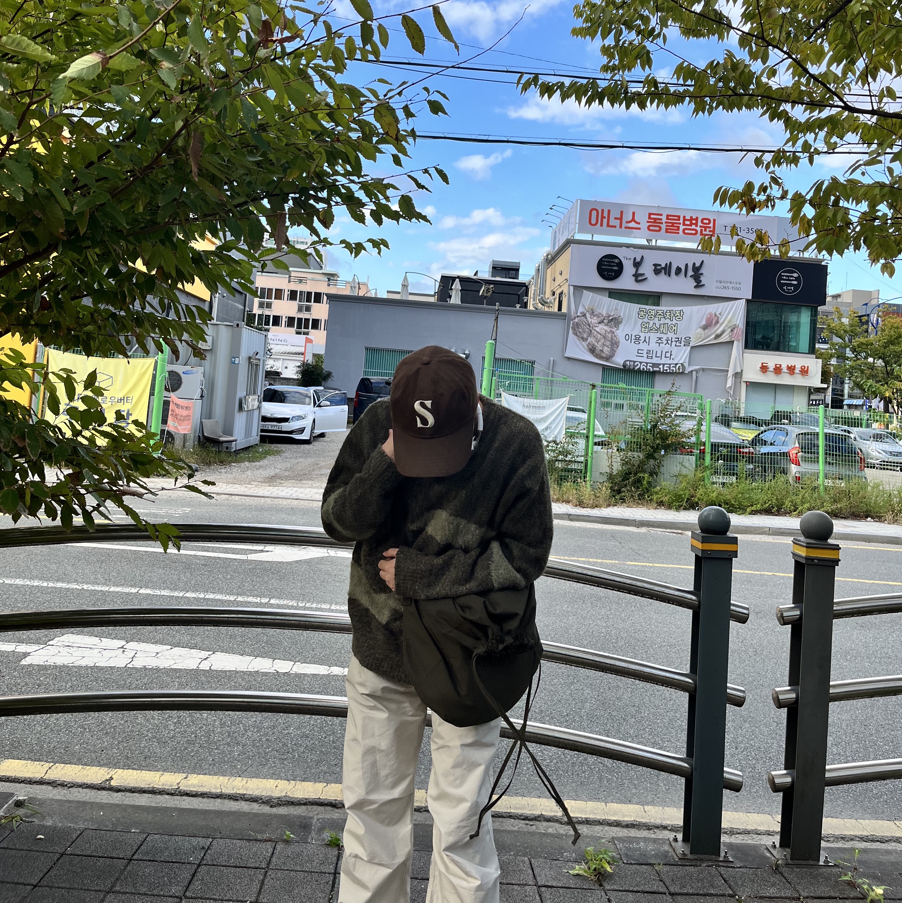 Apple AirPods Max Lightning Silver (Korean Ver.), New Balance 2002R Special Vintage Khaki 착용 스타일 - 4