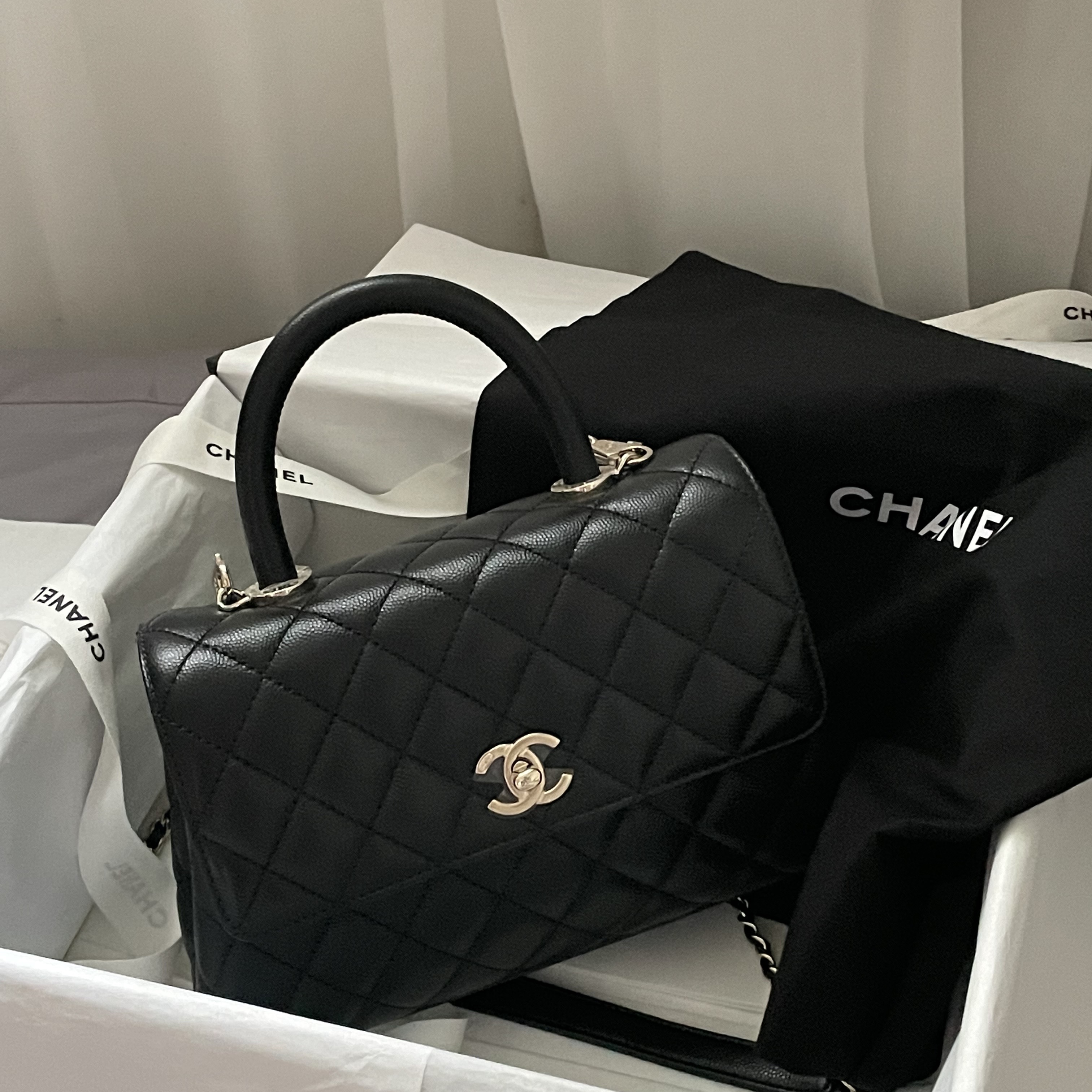 Chanel Flap Bag with Top Handle Grained Calfskin & Gold Black 착용 스타일 - 1