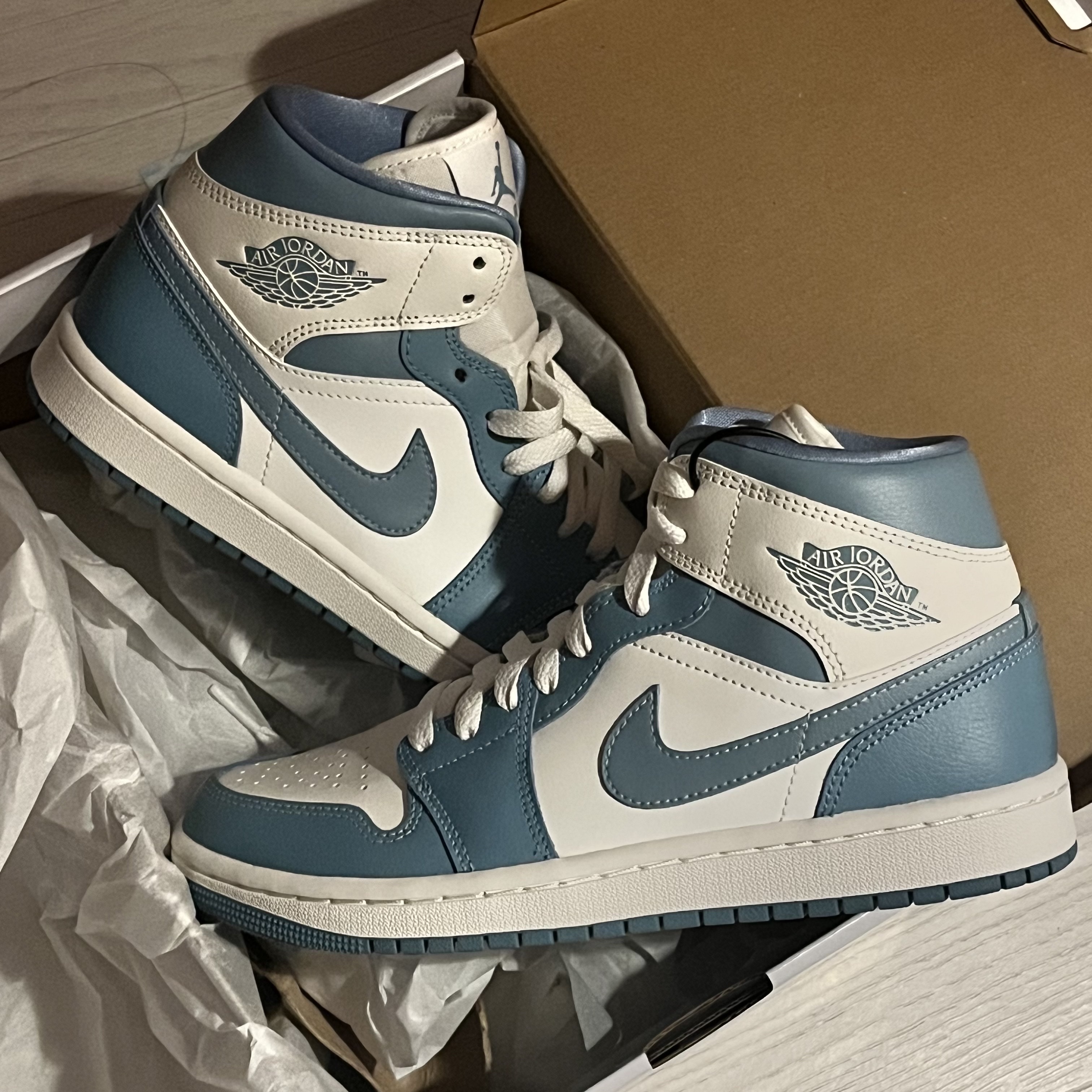 (W) Jordan 1 Mid Sail and Worn Blue 착용 스타일