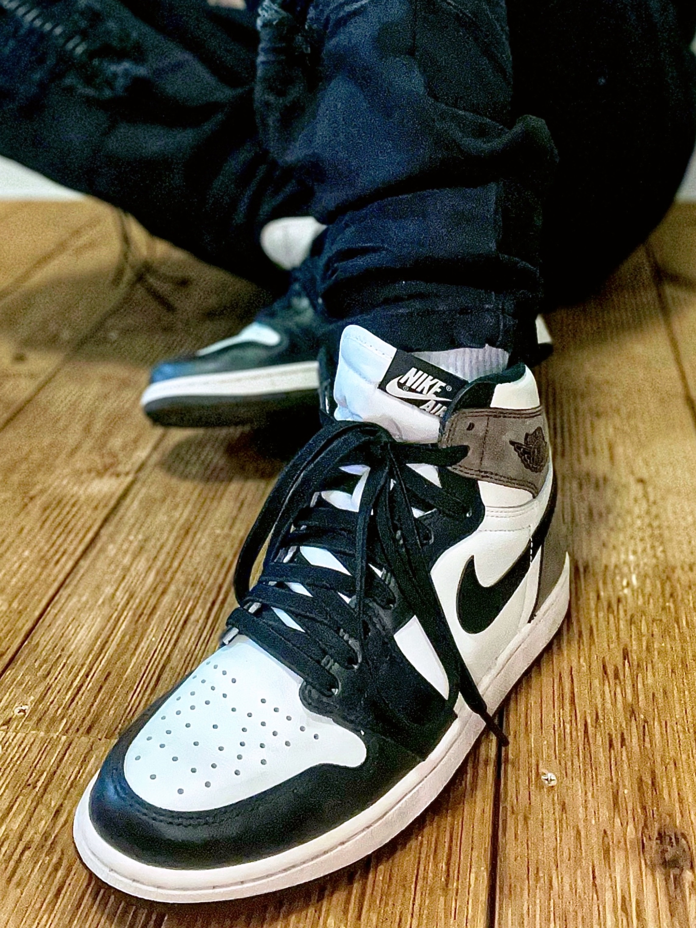 Kaws Tokyo First Companion Keychain Black, Jordan 1 Retro High OG Black Mocha 착용 스타일 - 4