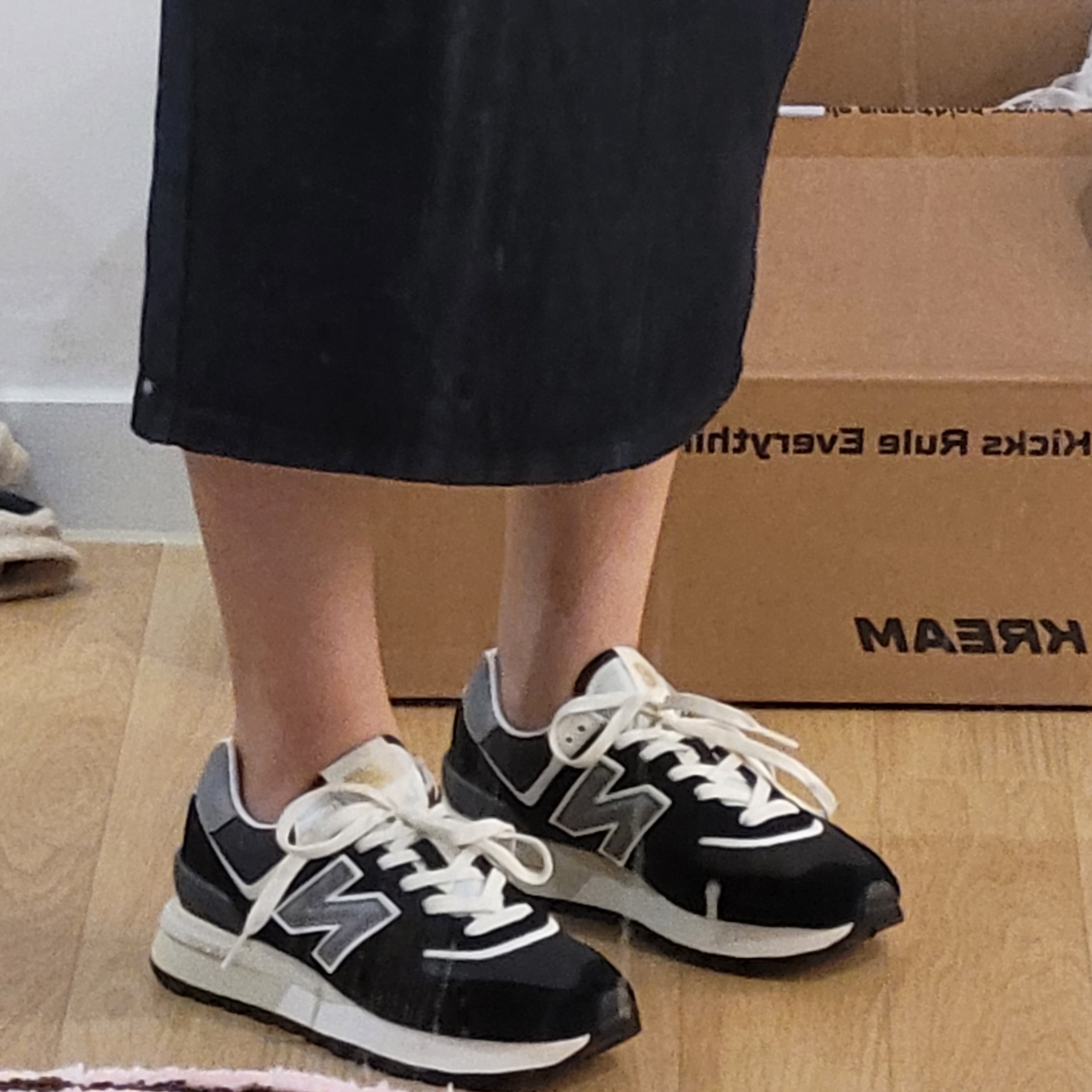 New Balance 574 Legacy Black 착용 스타일 - 2